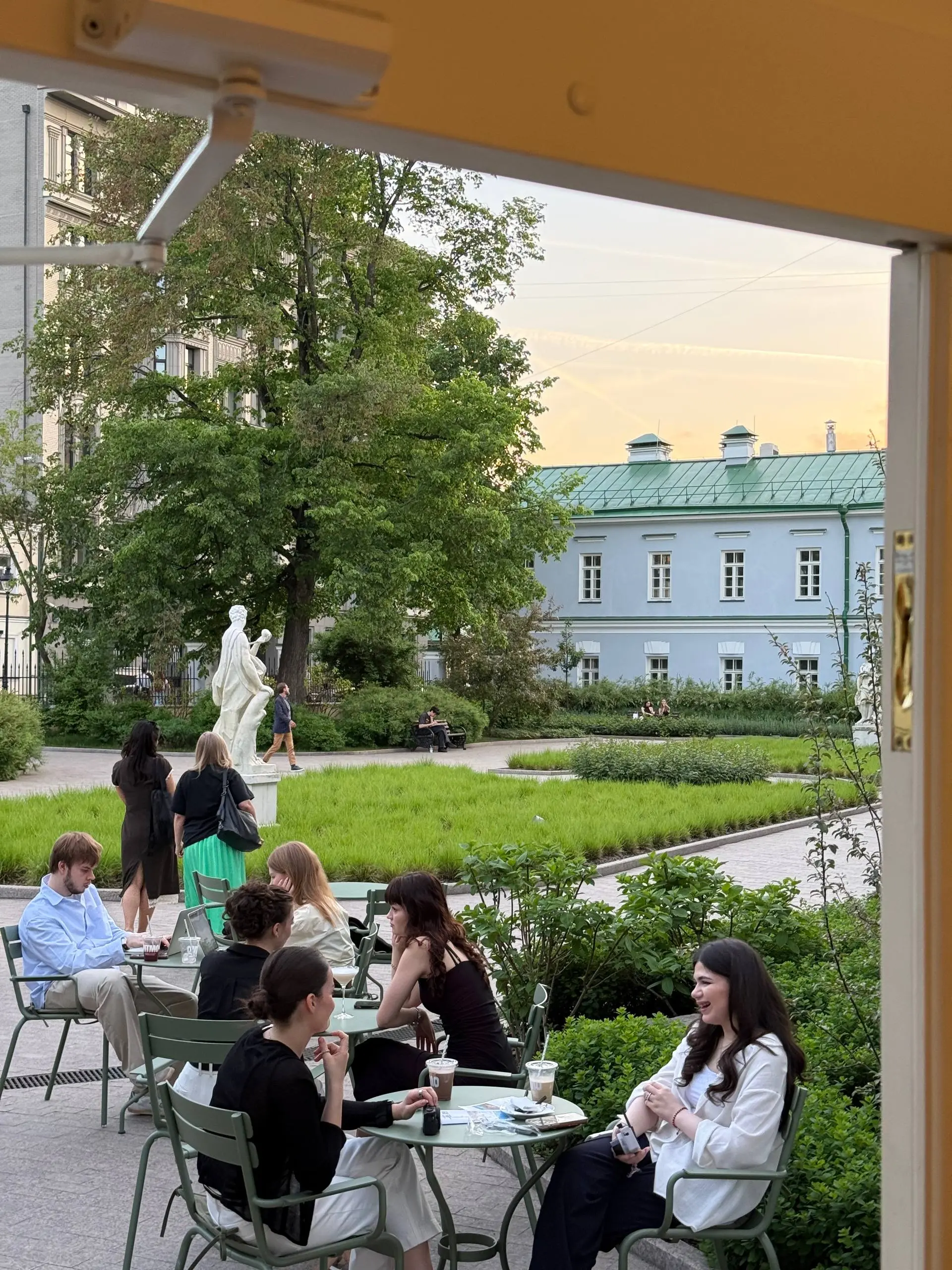 любимая Московка, с Днем Рождения!
очень люблю этот город за красоту, возможности, темп и людей! Не представляю, какой сейчас была бы жизнь, если бы 4 года назад я настойчиво не решил переехать | Сетка — социальная сеть от hh.ru