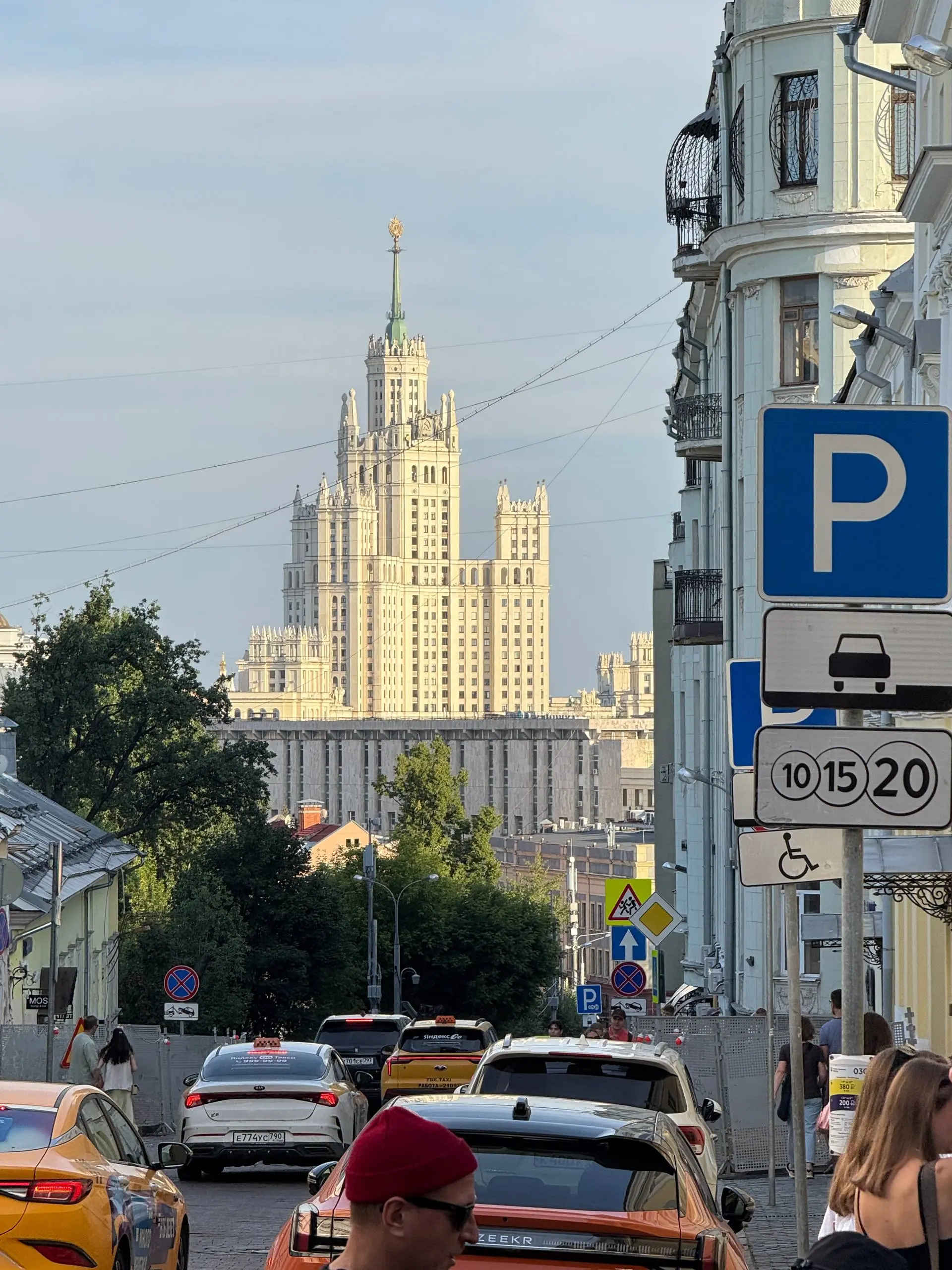 любимая Московка, с Днем Рождения!
очень люблю этот город за красоту, возможности, темп и людей! Не представляю, какой сейчас была бы жизнь, если бы 4 года назад я настойчиво не решил переехать | Сетка — социальная сеть от hh.ru