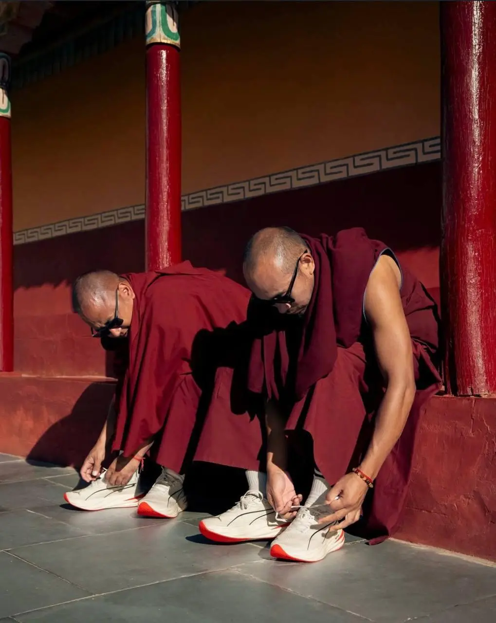 Просветлённый маркетинг
PUMA устроила одну из самых неожиданных коллабораций года.
В преддверии гималайского марафона бренд отснял кампейн с настоящими буддийскими монахами, раздав им 40 пар кроссовок | Сетка — социальная сеть от hh.ru