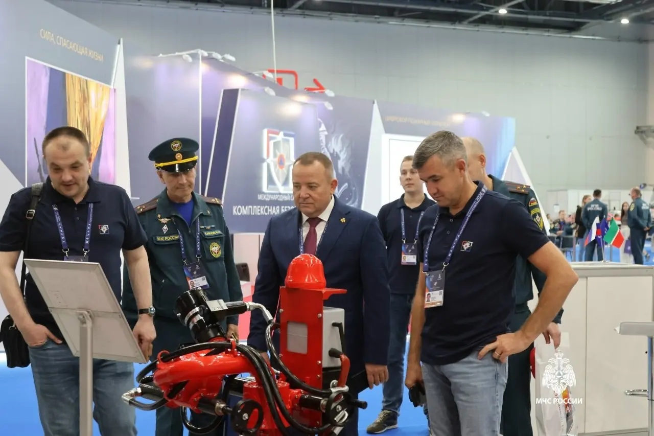 На XVI Международном салоне «Комплексная безопасность 2026» начальник ВНИИПО МЧС России Эдуард Идрисов ознакомился с представленными на выставке экспозициями | Сетка — социальная сеть от hh.ru
