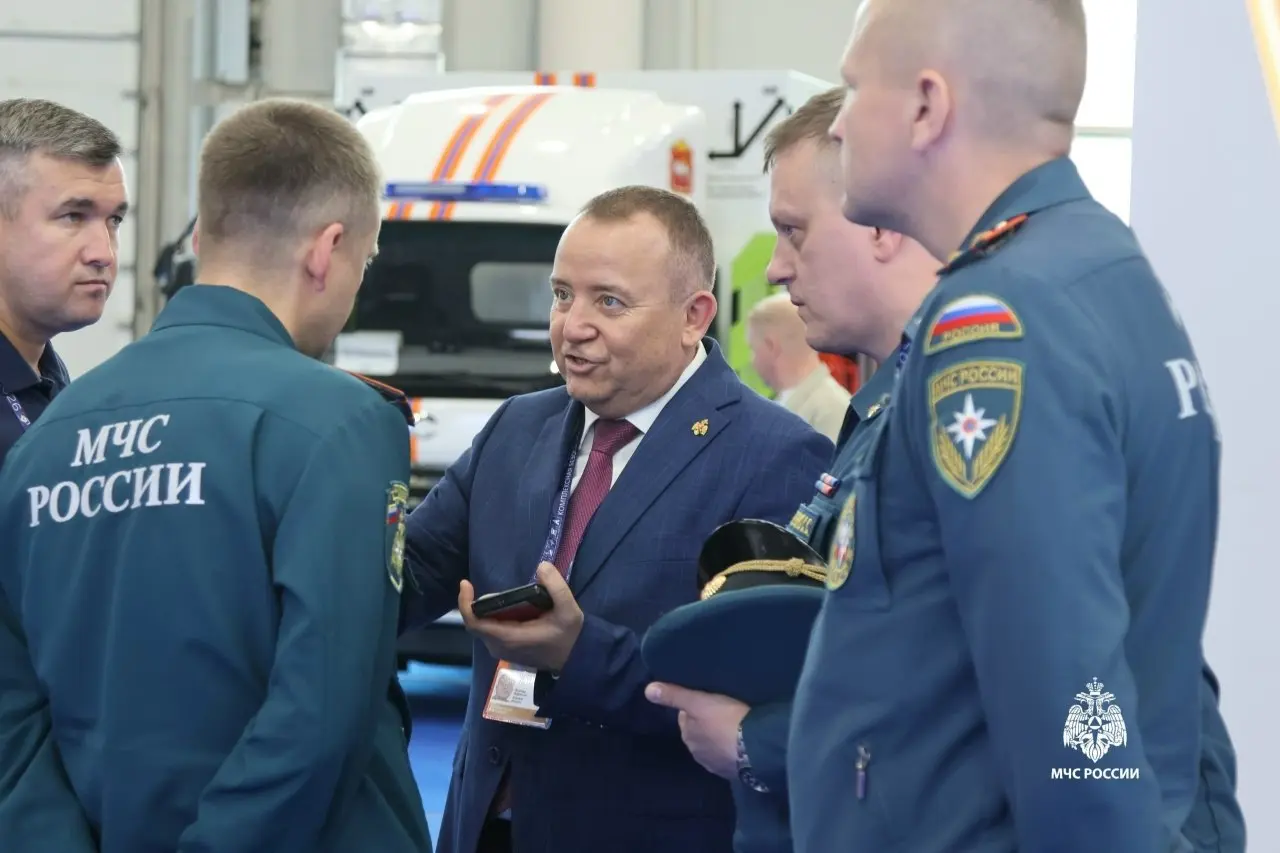 На XVI Международном салоне «Комплексная безопасность 2026» начальник ВНИИПО МЧС России Эдуард Идрисов ознакомился с представленными на выставке экспозициями | Сетка — социальная сеть от hh.ru