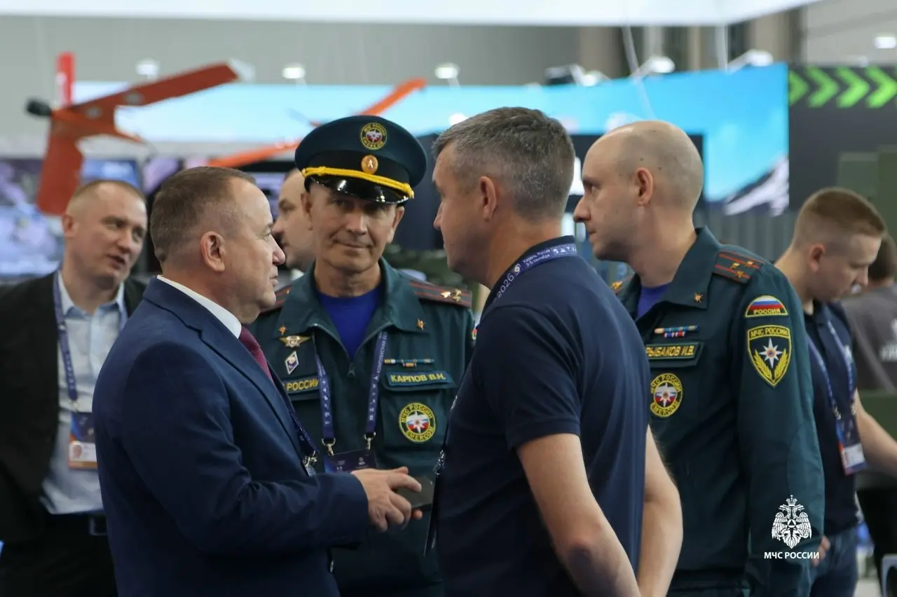 На XVI Международном салоне «Комплексная безопасность 2026» начальник ВНИИПО МЧС России Эдуард Идрисов ознакомился с представленными на выставке экспозициями | Сетка — социальная сеть от hh.ru