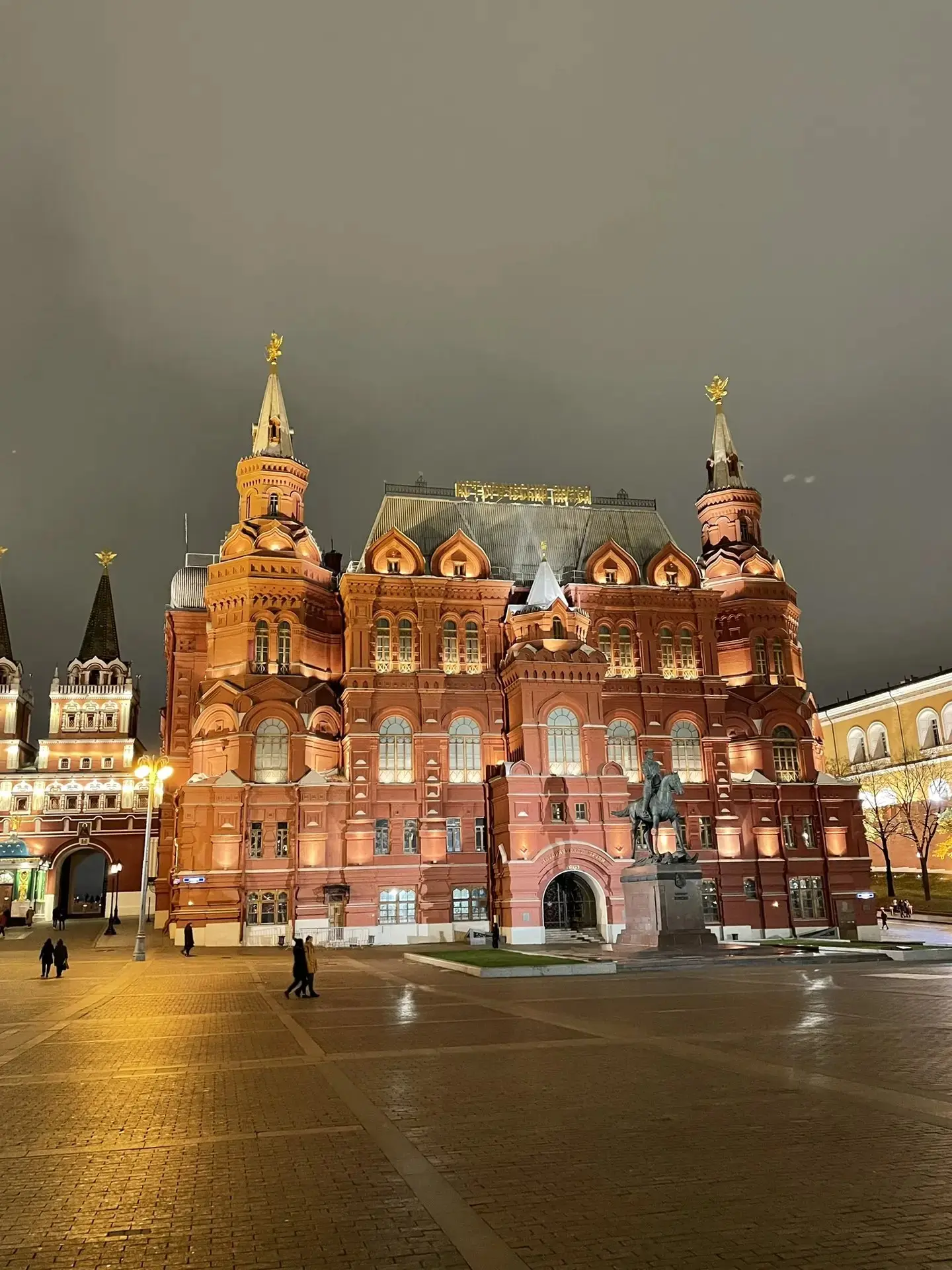 Дорогие москвичи!
Сердечно поздравляю вас с днем рождения Москвы!
Сегодня нашему городу исполнилось 879 лет. Почти девять столетий, которые вобрали в себя много славных и героических дел | Сетка — социальная сеть от hh.ru