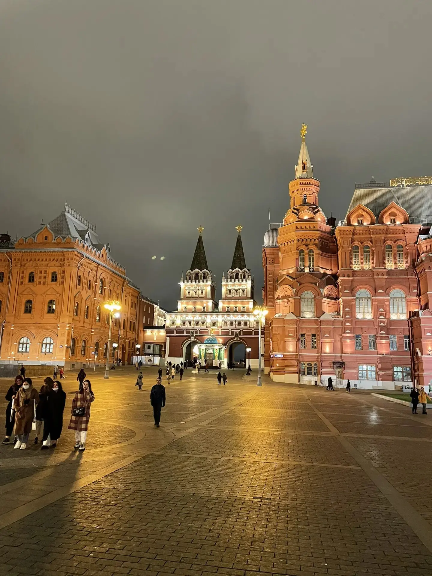 Дорогие москвичи!
Сердечно поздравляю вас с днем рождения Москвы!
Сегодня нашему городу исполнилось 879 лет. Почти девять столетий, которые вобрали в себя много славных и героических дел | Сетка — социальная сеть от hh.ru