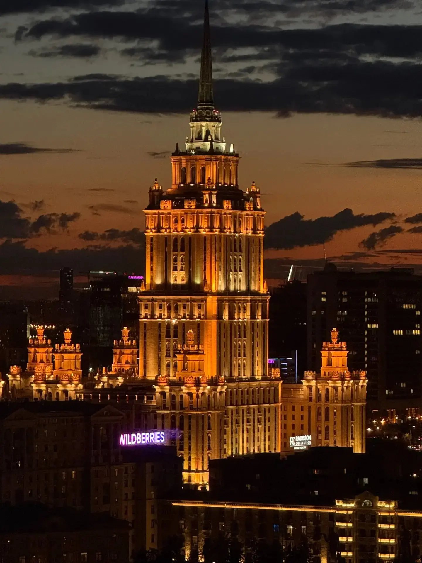 Дорогие москвичи!
Сердечно поздравляю вас с днем рождения Москвы!
Сегодня нашему городу исполнилось 879 лет. Почти девять столетий, которые вобрали в себя много славных и героических дел | Сетка — социальная сеть от hh.ru
