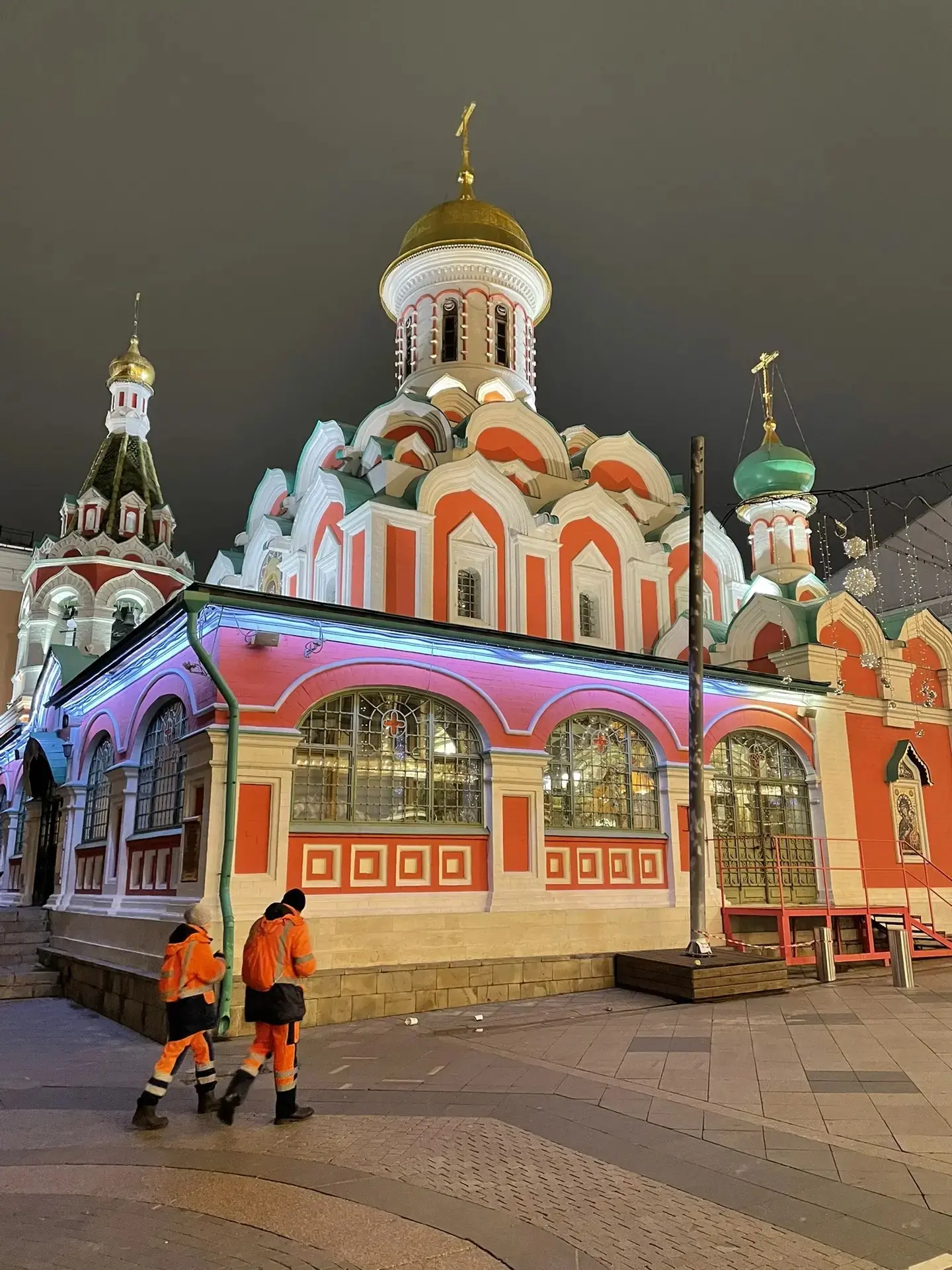 Дорогие москвичи!
Сердечно поздравляю вас с днем рождения Москвы!
Сегодня нашему городу исполнилось 879 лет. Почти девять столетий, которые вобрали в себя много славных и героических дел | Сетка — социальная сеть от hh.ru