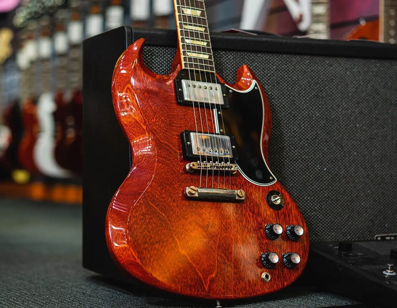 Знаменитая Gibson SG появилась на свет как наследница Les Paul. Когда продажи оригинальной модели упали, в 1961 году инженеры Gibson переосмыслили форму, сделав корпус тоньше и агрессивнее | Сетка — социальная сеть от hh.ru