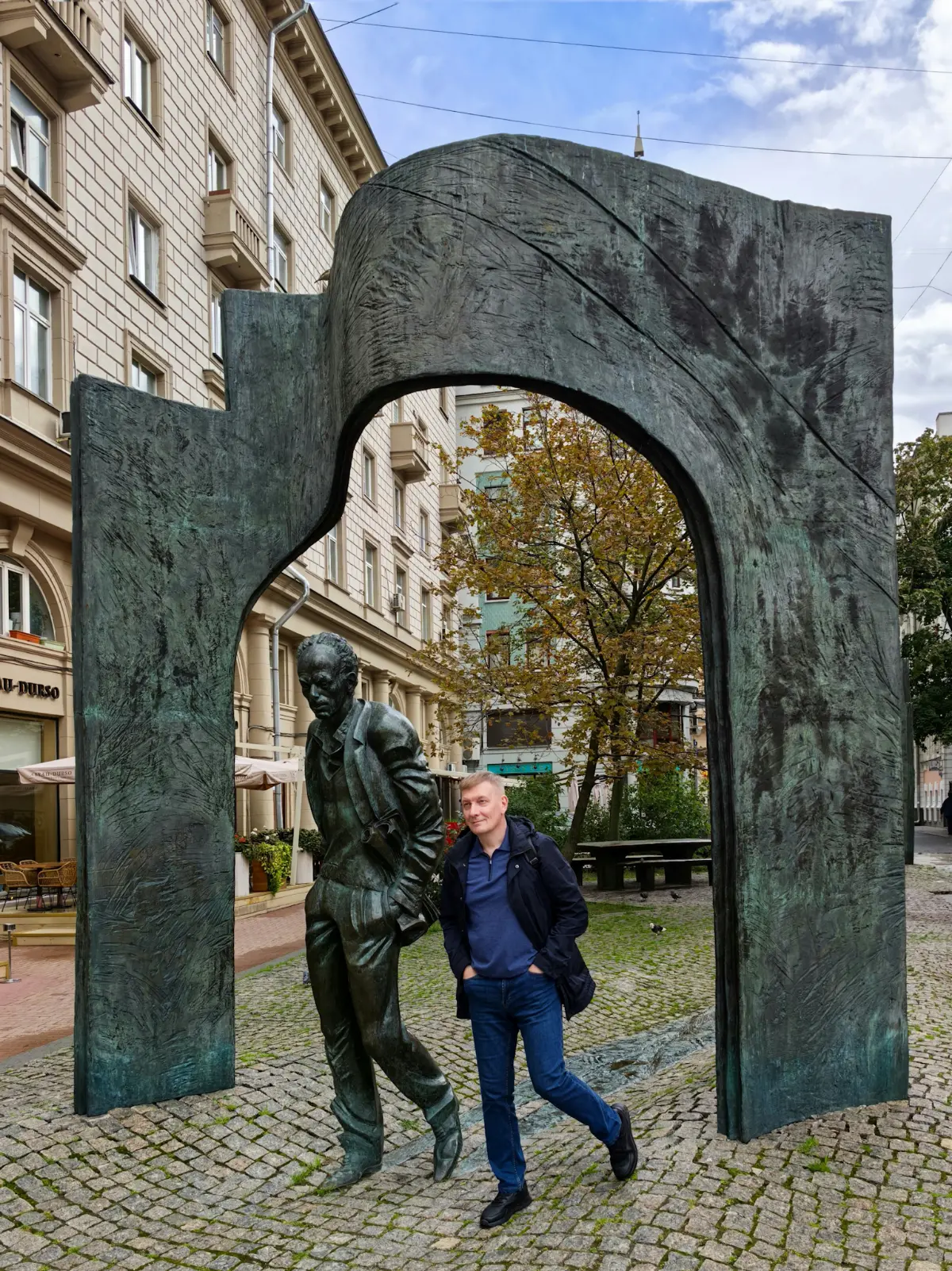 Гуляем по Арбату с Окуджавой 😊
А как ваши выходные проходят? | Сетка — социальная сеть от hh.ru