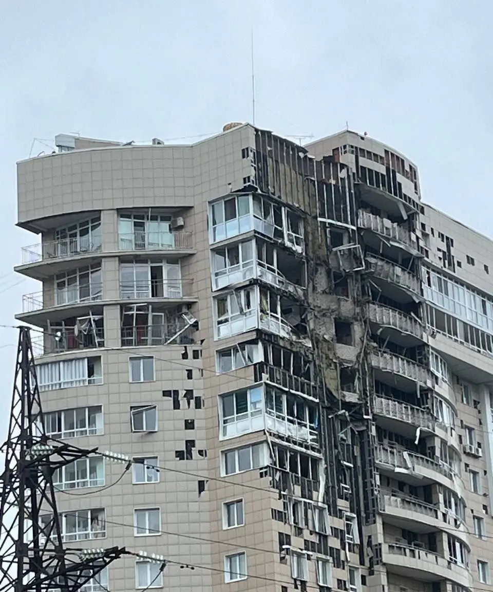 Пермь
Беспилотник ВСУ влетел в многоквартирный дом | Сетка — социальная сеть от hh.ru