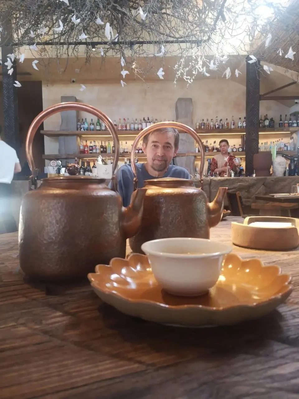 В ресторане Юрта в Алма-Ате (https://yurtaalmaty.com/restaurant/) отлично отрабатывают чайную тему | Сетка — социальная сеть от hh.ru