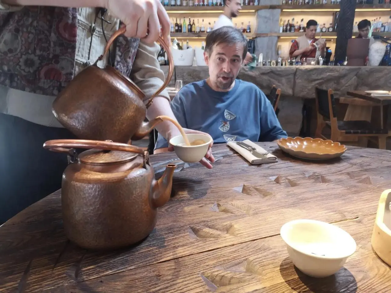 В ресторане Юрта в Алма-Ате (https://yurtaalmaty.com/restaurant/) отлично отрабатывают чайную тему | Сетка — социальная сеть от hh.ru