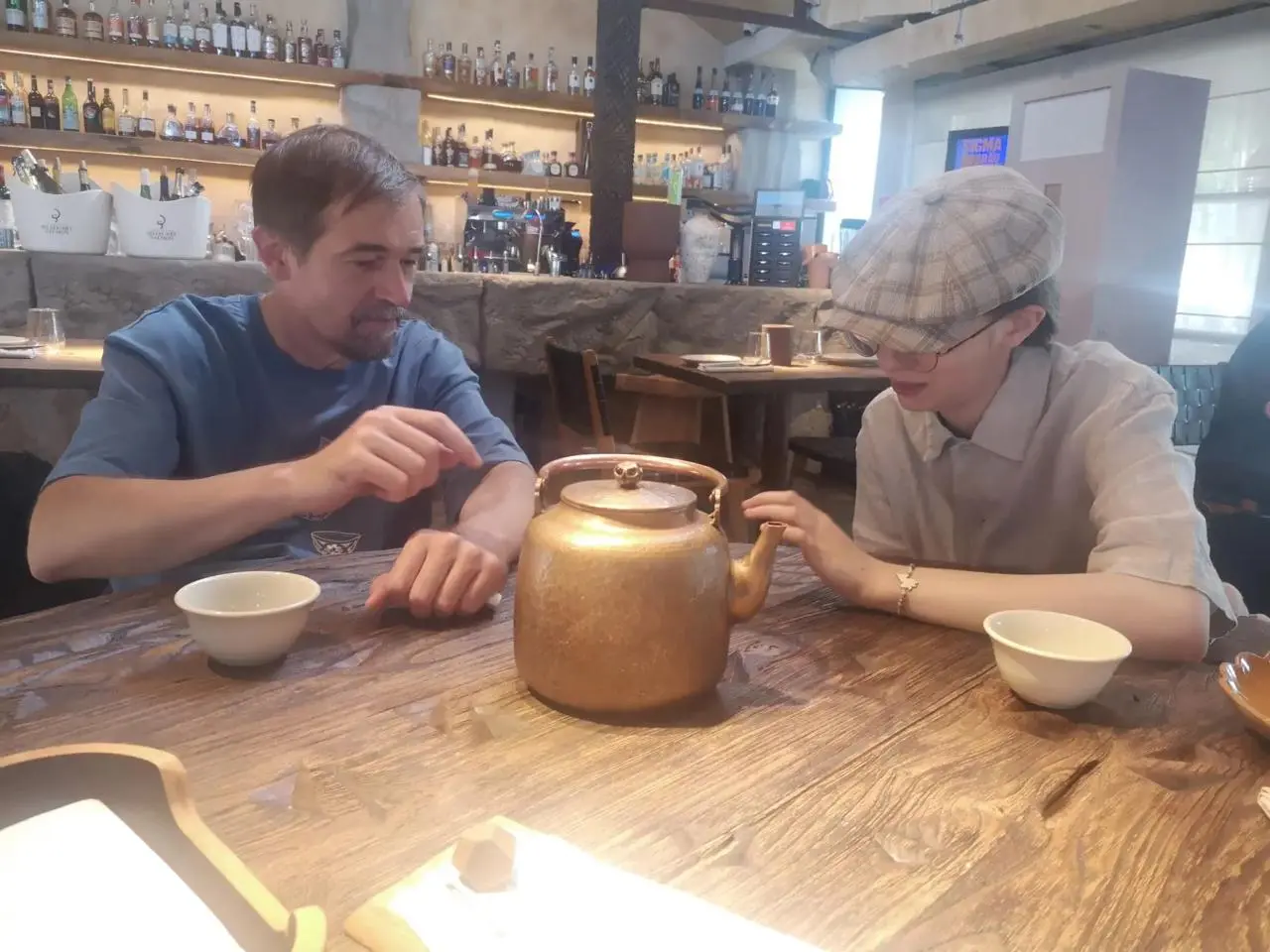 В ресторане Юрта в Алма-Ате (https://yurtaalmaty.com/restaurant/) отлично отрабатывают чайную тему | Сетка — социальная сеть от hh.ru