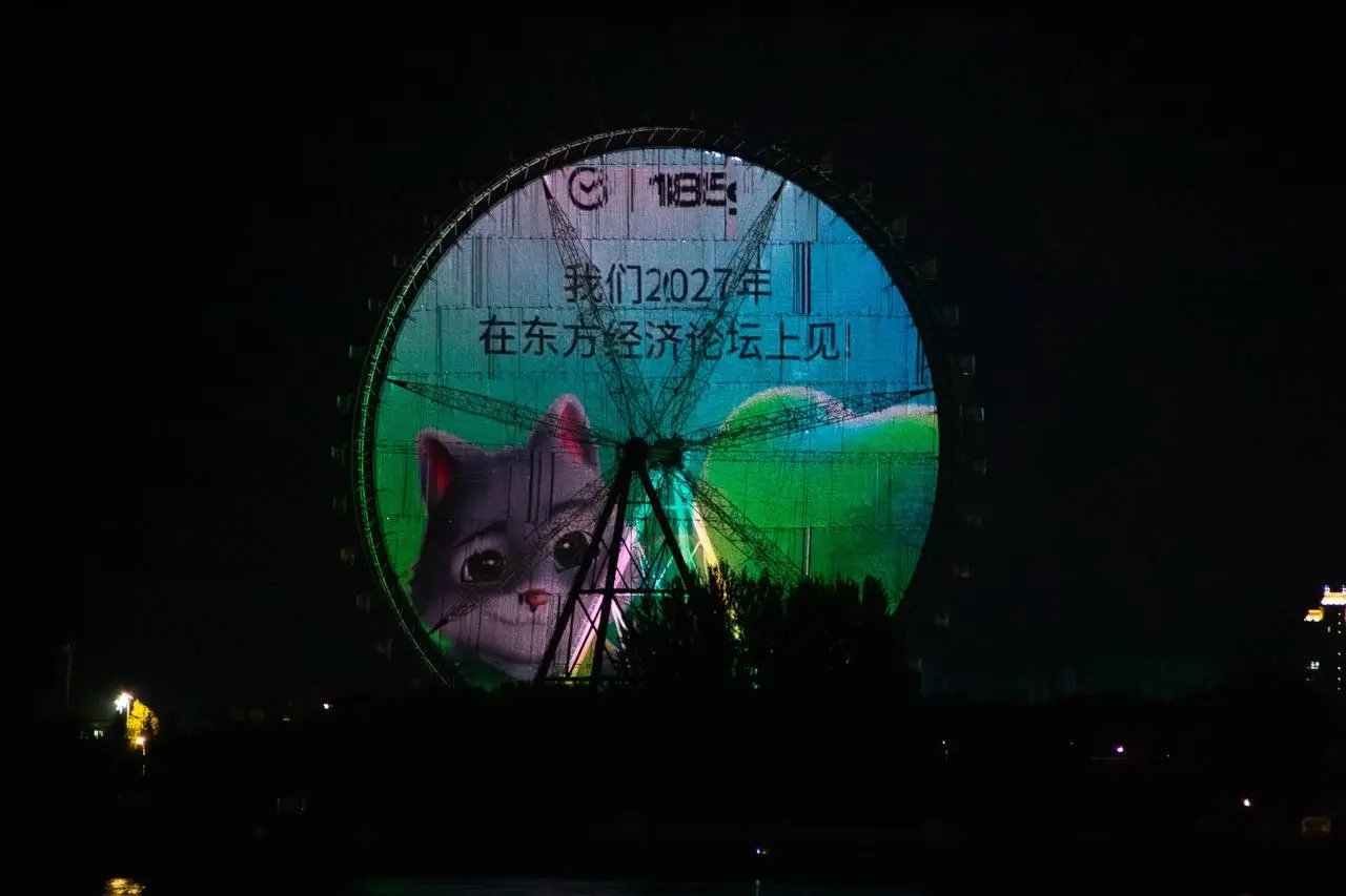 В последнее время очень много мы делали всякого хорошенького мерча, но и немерч тоже был!
К закрытию ВЭФ нашли колесо обозрения, которое видно и в России, и в Китае (оно оказалось на китайском острове... | Сетка — социальная сеть от hh.ru