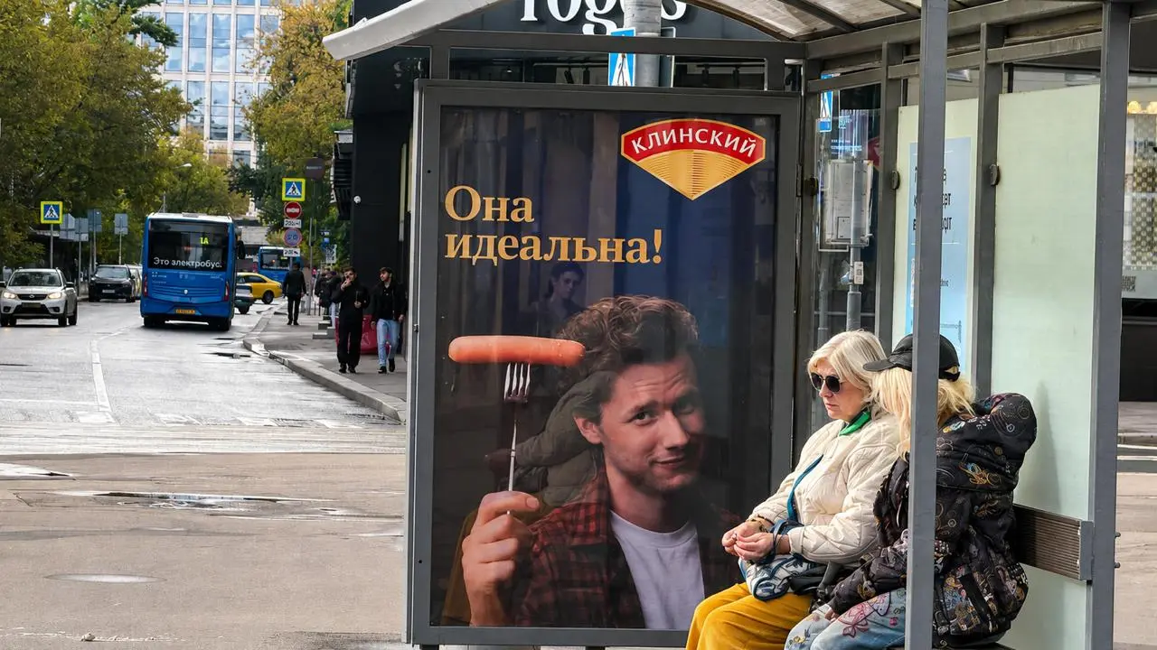 «Клинский» нашёл идеальную
В наружке бренда разыгрывается почти романтическое признание: герой смотрит в кадр, над ним — «Она идеальна!». Но идеал здесь не девушка, а сосиска на вилке | Сетка — социальная сеть от hh.ru