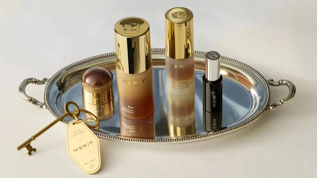 LIFESTYLE × BUSINESS
Американский веганский бренд косметики Merit Beauty — «минималист» (начинал в 2021 году всего с 7 продуктов вместо привычных двадцати-тридцати) — вышел в гостиничный бизнес и запа... | Сетка — социальная сеть от hh.ru