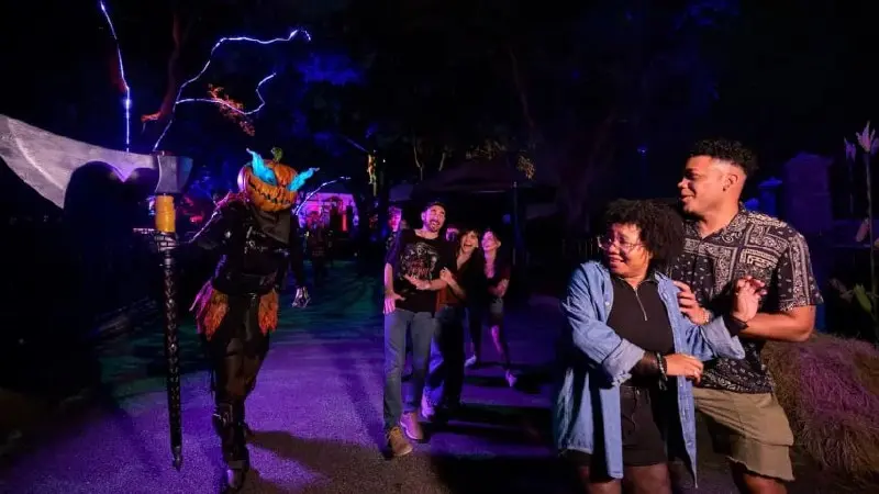 🍚#disimon
Fortnite перенесли в реальную жизнь — В Universal Studios сделали отдельную зону Fortnitemares
Во Флоридском Universal появились Боевой автобус, знакомые персонажи и новые герои, которых при... | Сетка — социальная сеть от hh.ru