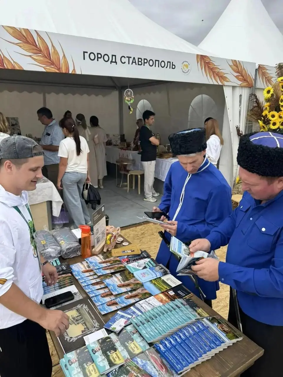 🌆 Ставрополь всё чаще изучают не только туристы, но и сами горожане
За первые шесть месяцев года через городской Туристско-информационный центр прошли более 1,5 тысячи человек | Сетка — социальная сеть от hh.ru