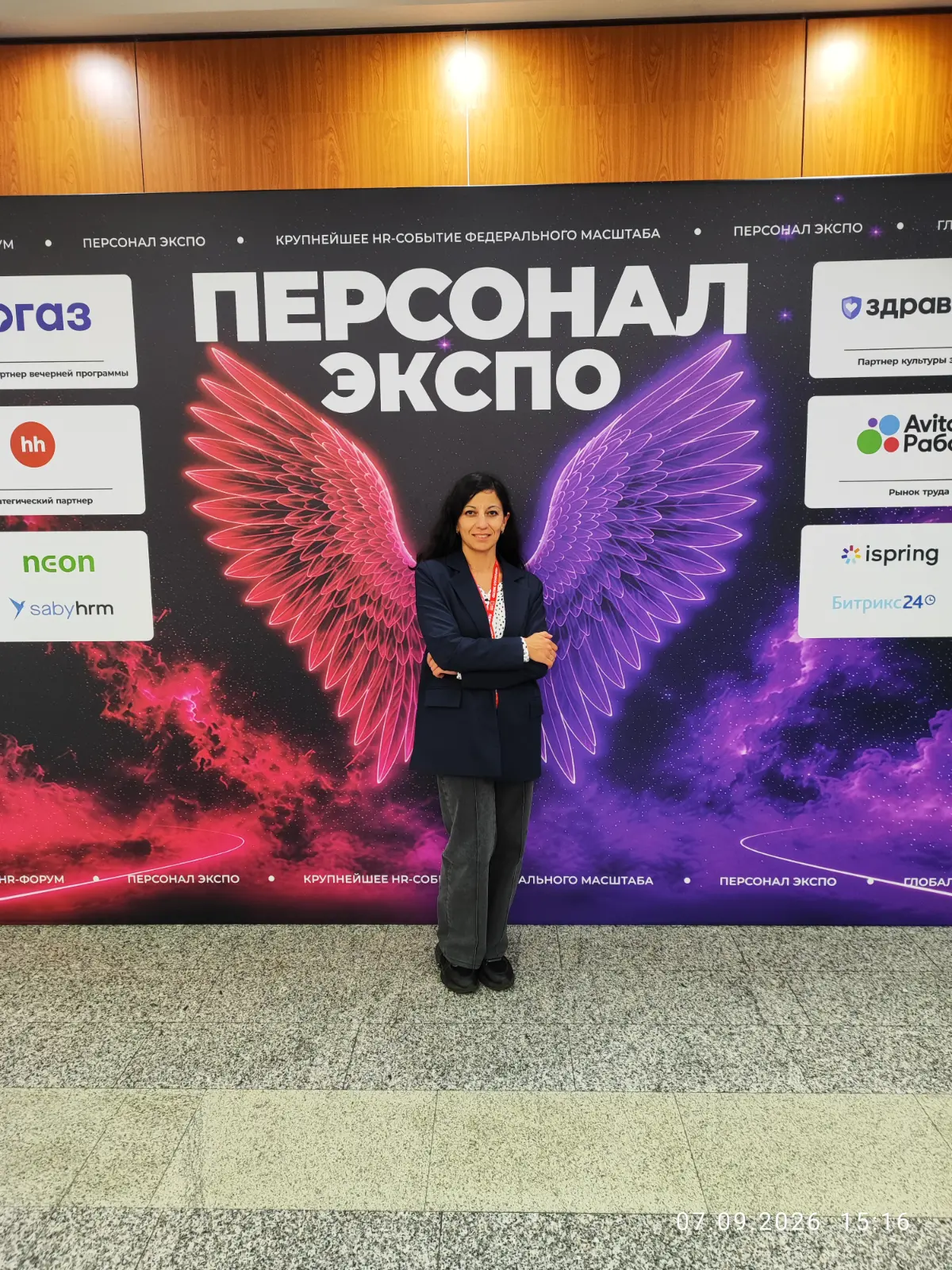 Москва, вы только посмотрите на этот масштаб! Попала на главное HR-событие года, и у меня просто глаза разбегаются. 🤯
Это не просто конференция — это настоящий фестиваль профессионалов своего дела | Сетка — социальная сеть от hh.ru