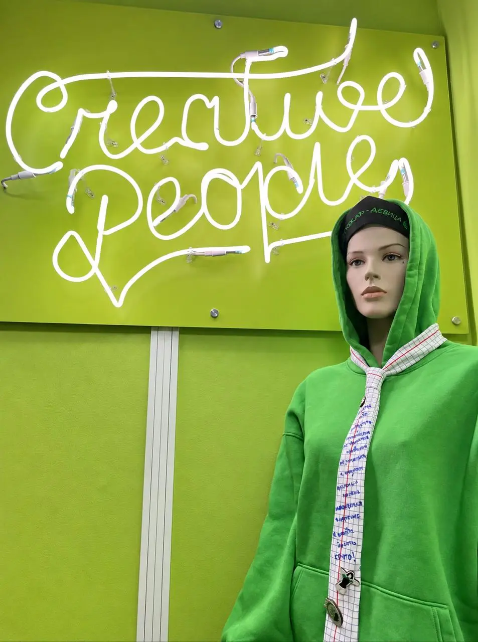 Кажется, наше «снова в школу» удалось  😉😉
В честь 1 сентября мы отправили агентствам и медиа галстуки, которые можно разрисовать как тетрадный лист | Сетка — социальная сеть от hh.ru