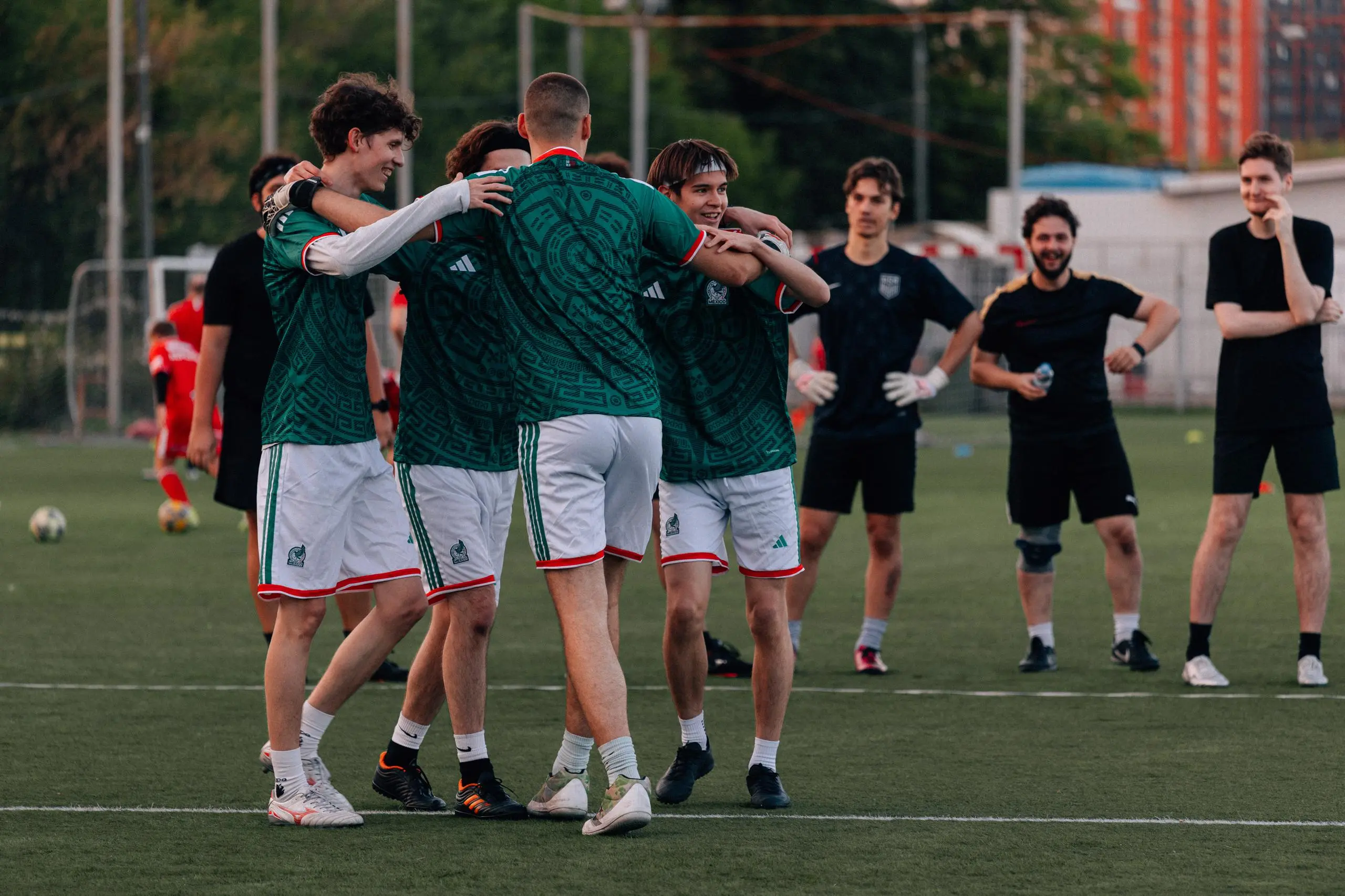 25 участников, 5 команд и 5 арбузов 🍉
28 августа сыграли Кубок арбузов – ежегодный футбольный турнир Спортса" ❤️
Голы, борьба, эмоции и победный настрой – все как мы любим 🙂‍↕️
Вы только посмотрите на... | Сетка — социальная сеть от hh.ru