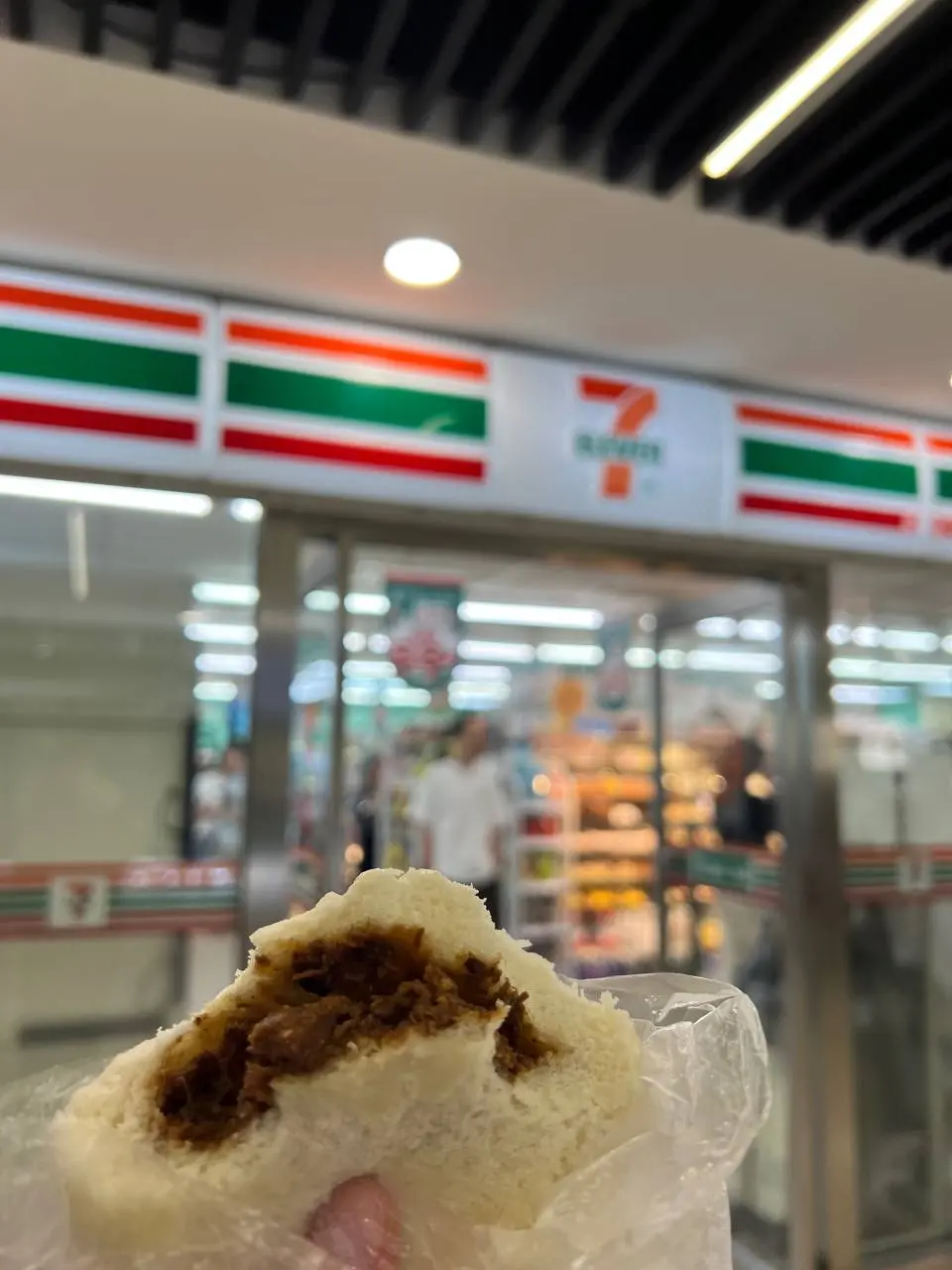 ладно еще подборка из 711
с этими странными вкусами Саша разбирается сама, я ем булочку паровую и пью черный кофе | Сетка — социальная сеть от hh.ru
