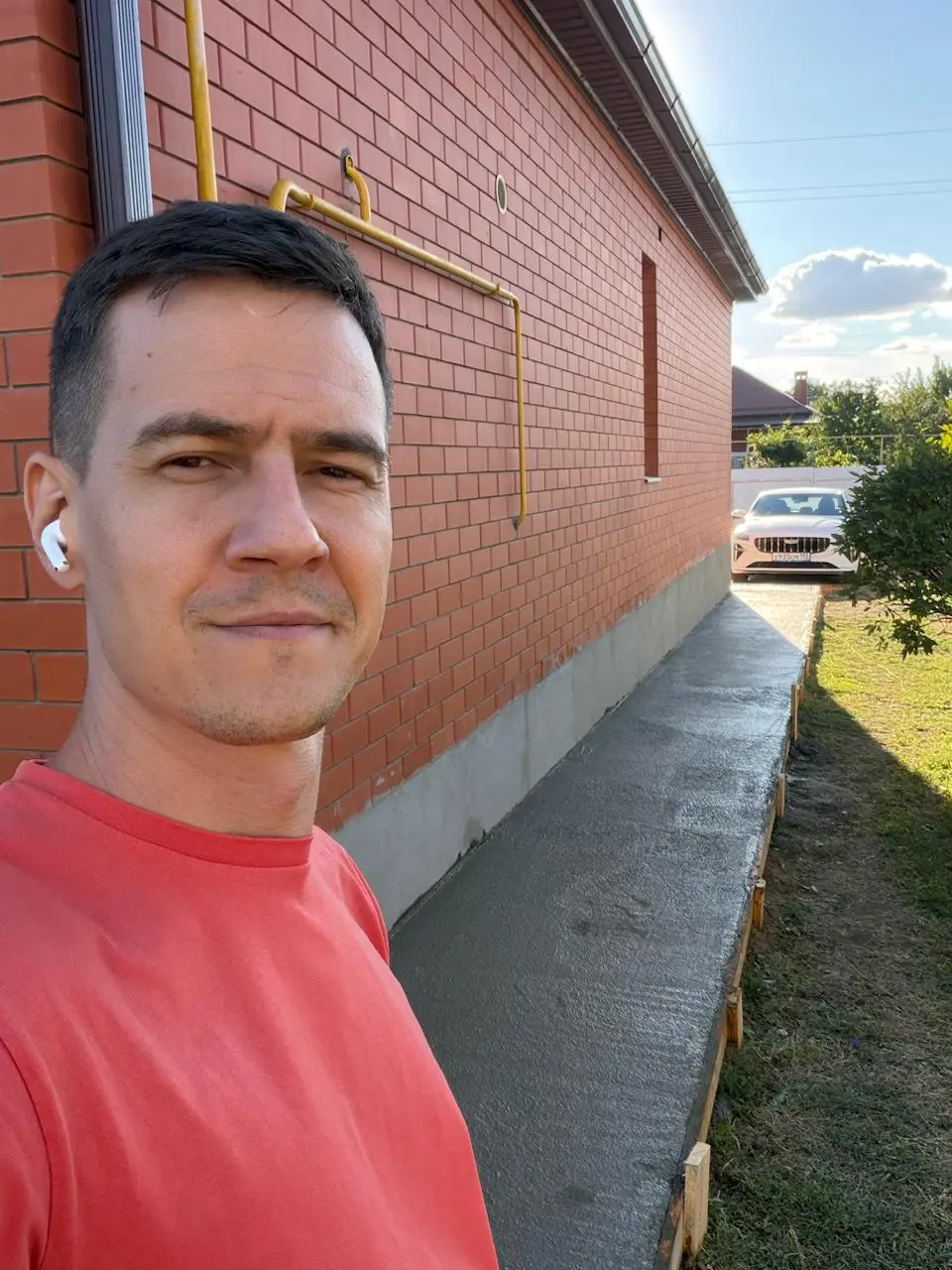 Я доделал дома отмостку, а Я.Директ опять отжимает бюджет у бизнеса.
Сегодня при анализе заявок по одному из проектов (Автошкола) вижу два обращения из другой географии | Сетка — социальная сеть от hh.ru