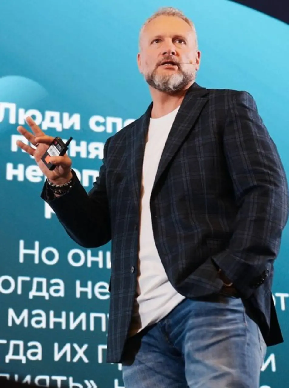С вами безопаснее быть миньоном, чем профессионалом.
Возможно, вы не перегружены.
Возможно, вы просто построили команду, которая без вас не умеет думать.
Ваш календарь забит согласованиями | Сетка — социальная сеть от hh.ru