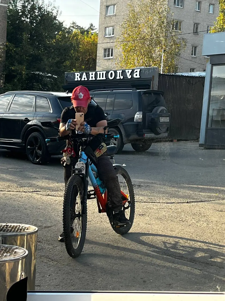 Ребят, привет! 👊
Хочу сказать. Просто по-человечески.
Я очень люблю жизнь. Серьезно. И я люблю всех, кто меня окружает. Вы у меня классные. ❤️
Я тренер по боксу | Сетка — социальная сеть от hh.ru