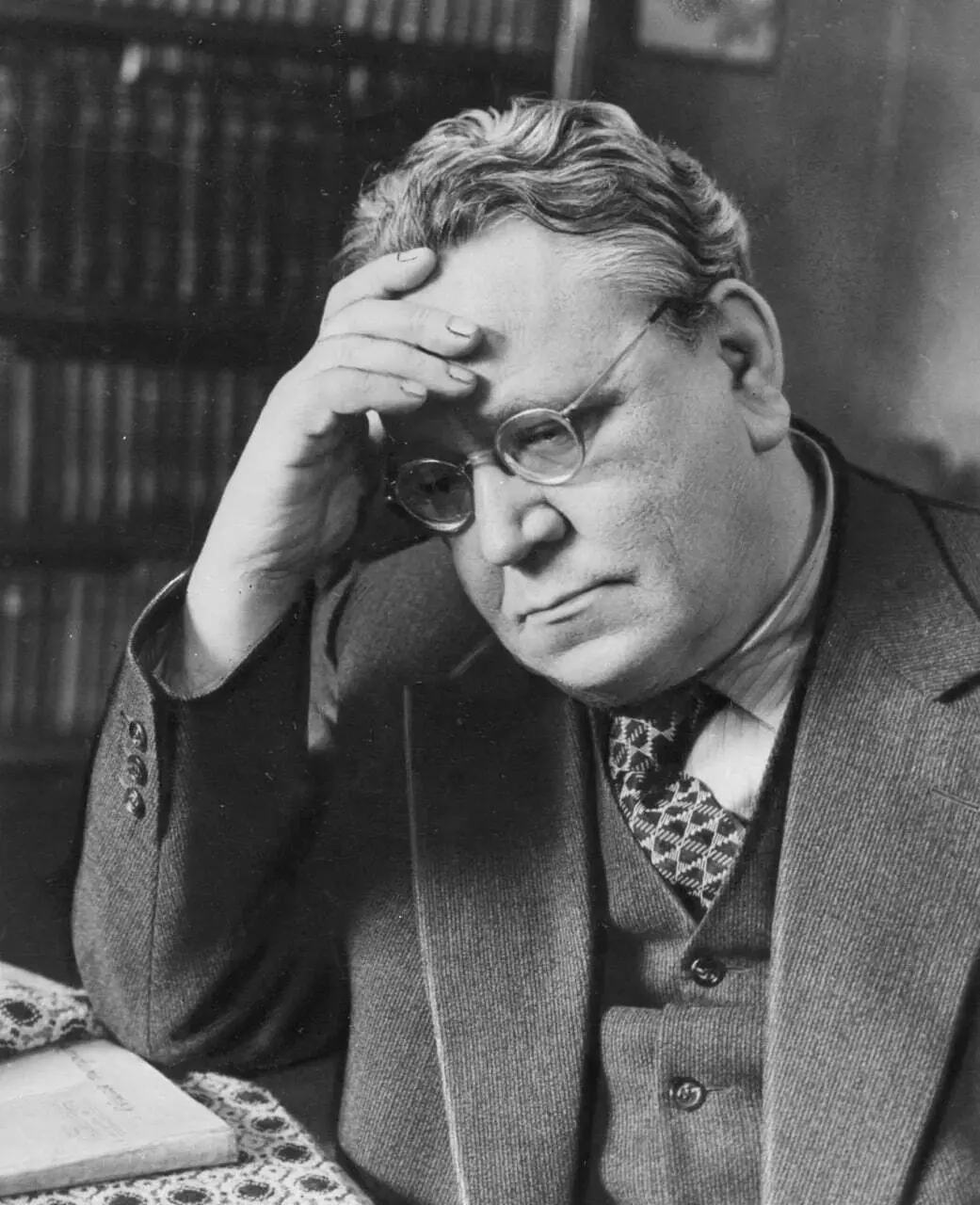 Интересная история
Самуил Маршак, проводив в эвакуацию жену и младшего сына, сам остался в Москве со своей старой, многолетней секретаршей — немкой по происхождению | Сетка — социальная сеть от hh.ru