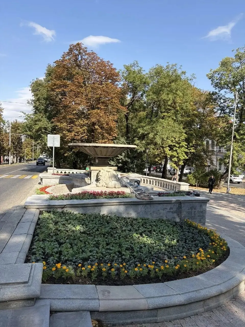 🌺 Ставрополь расцветает перед Днём города
К 249-летию краевой столицы город заметно преображается. На городских клумбах появились более 7 тысяч осенних цветов | Сетка — социальная сеть от hh.ru