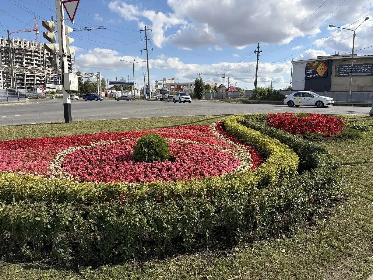 🌺 Ставрополь расцветает перед Днём города
К 249-летию краевой столицы город заметно преображается. На городских клумбах появились более 7 тысяч осенних цветов | Сетка — социальная сеть от hh.ru