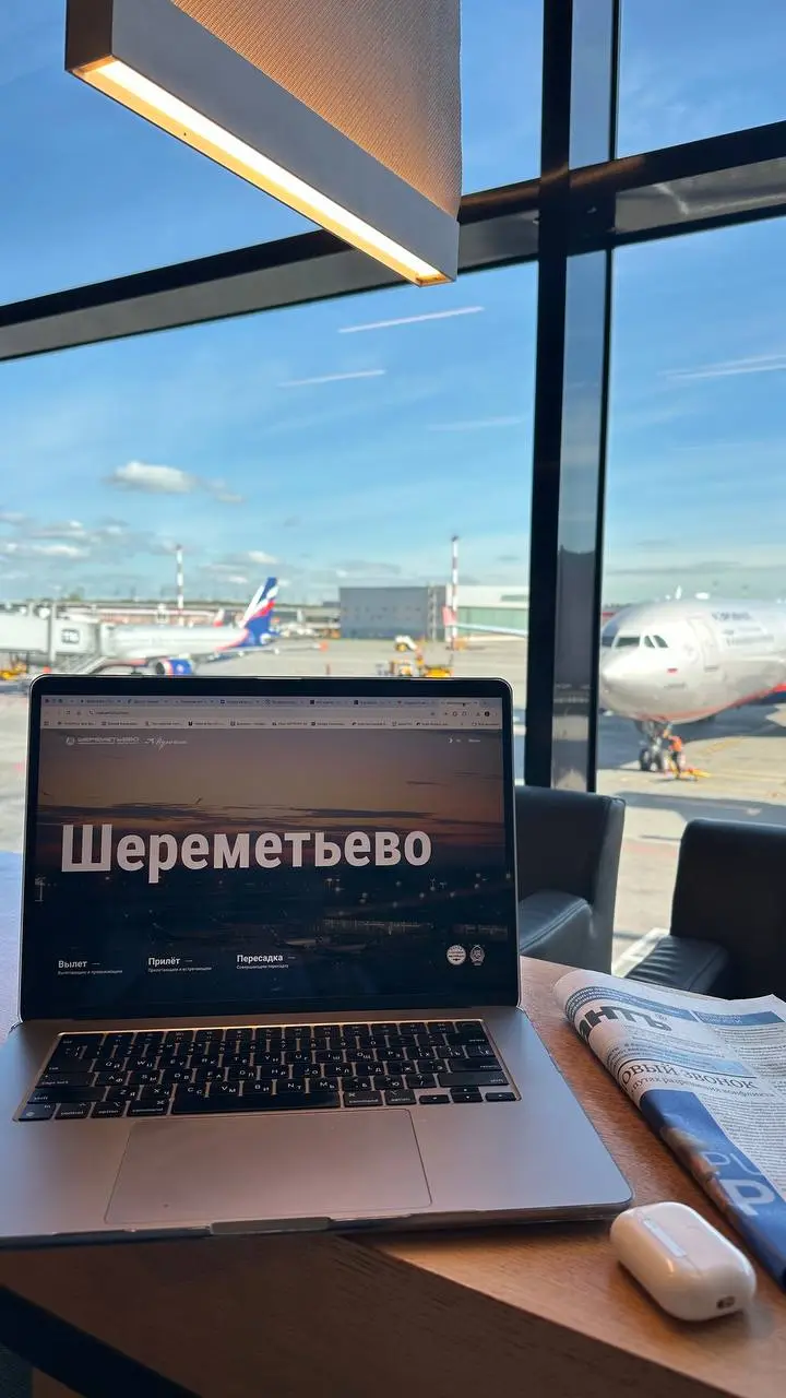 Лиминальность как ресур.
Сижу в Шереметьево.Вылет задержали на 8 часов.
Радуюсь возможности замедлиться и подсобрать все, что накопилось и тянет энергию | Сетка — социальная сеть от hh.ru