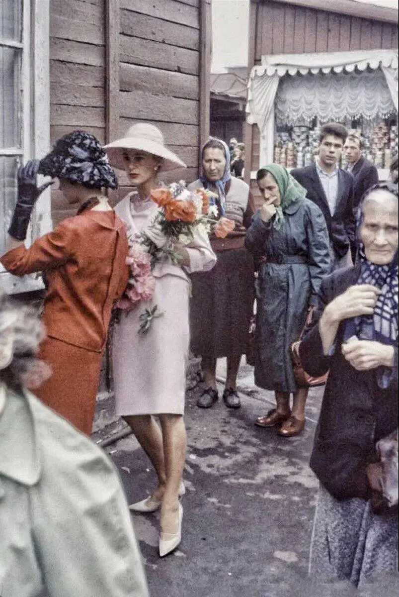 1959 год, Москва, приезд моделей дома Dior под руководством Ив-Сен Лорана (ему на тот момент было 22 года!)
СССР восстанавливается после тяжелых лет Великой Отечественной | Сетка — социальная сеть от hh.ru