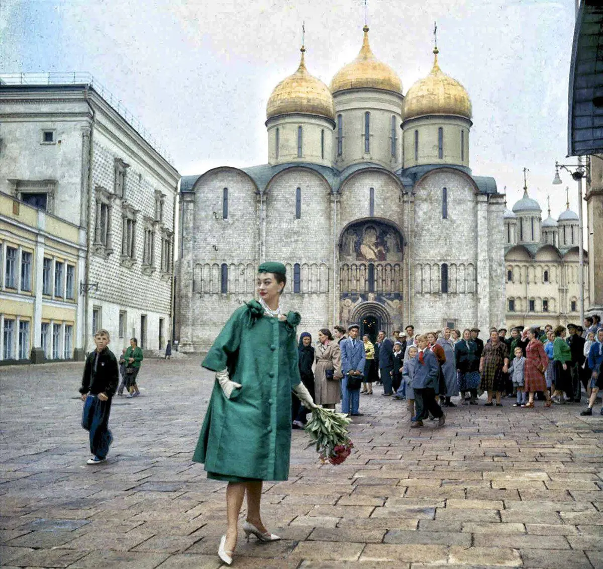 1959 год, Москва, приезд моделей дома Dior под руководством Ив-Сен Лорана (ему на тот момент было 22 года!)
СССР восстанавливается после тяжелых лет Великой Отечественной | Сетка — социальная сеть от hh.ru