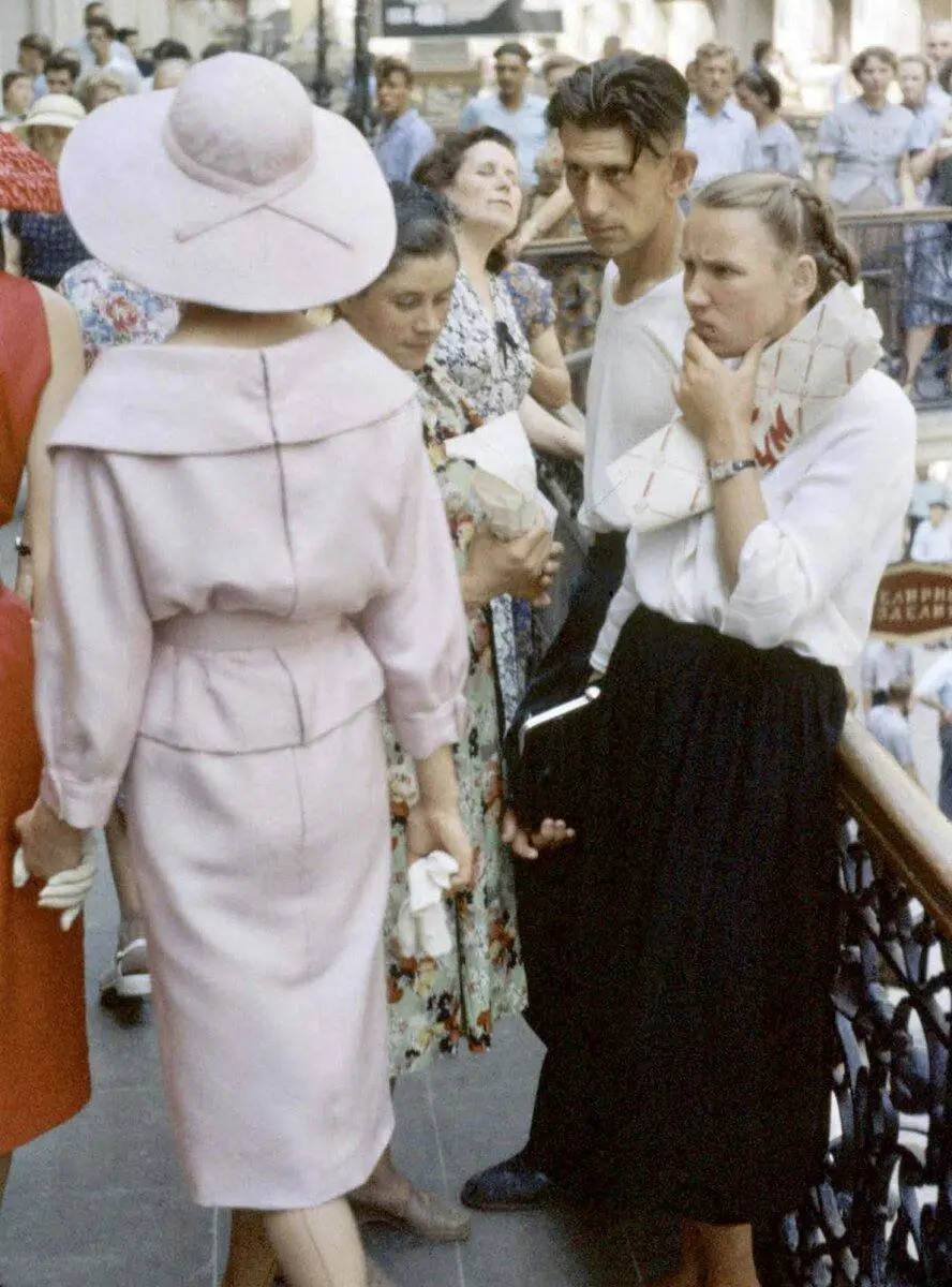 1959 год, Москва, приезд моделей дома Dior под руководством Ив-Сен Лорана (ему на тот момент было 22 года!)
СССР восстанавливается после тяжелых лет Великой Отечественной | Сетка — социальная сеть от hh.ru