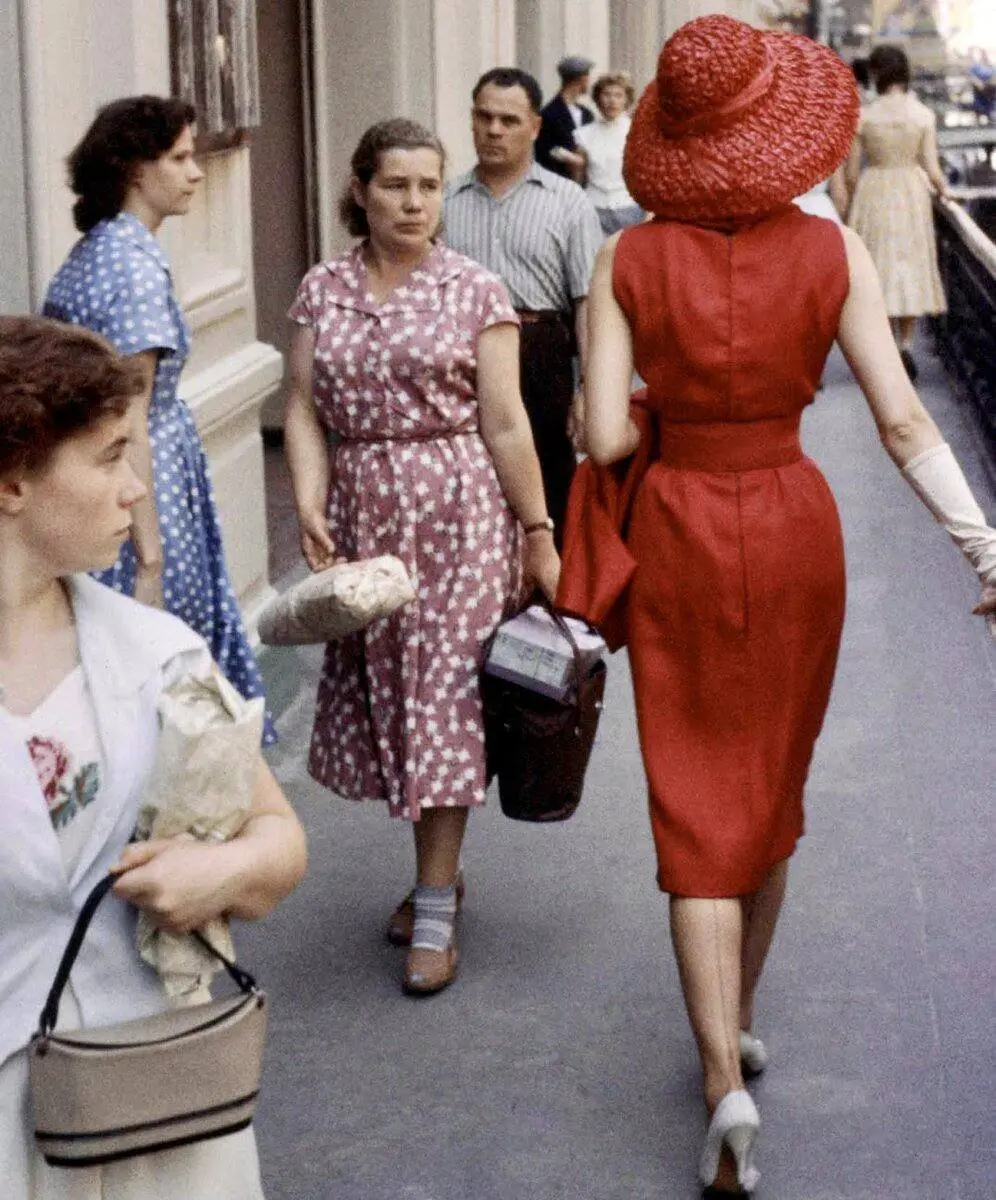 1959 год, Москва, приезд моделей дома Dior под руководством Ив-Сен Лорана (ему на тот момент было 22 года!)
СССР восстанавливается после тяжелых лет Великой Отечественной | Сетка — социальная сеть от hh.ru