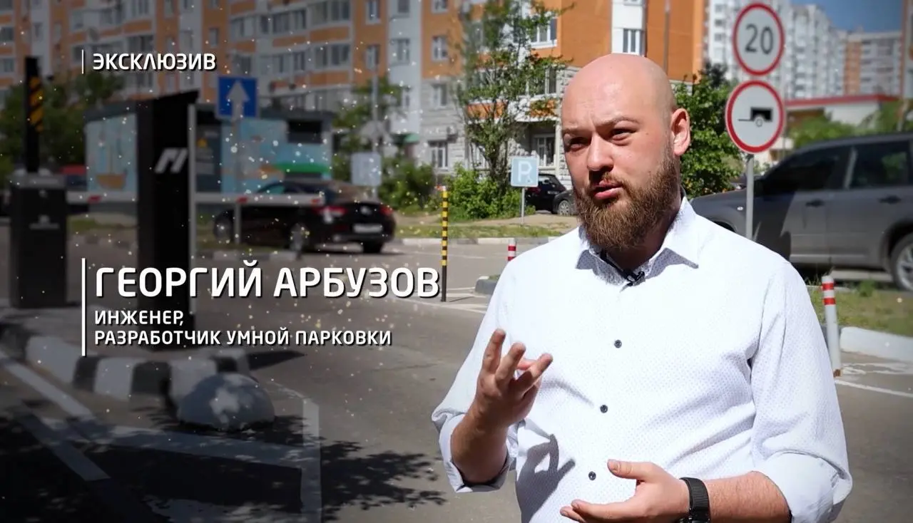 Вышли сюжеты на РенТв которые ранее еще работая с паковками.
Пальцами показываю количество косяков:
1. В должности с директора до инженера понизили.
2. Фамилию то за что опять | Сетка — социальная сеть от hh.ru