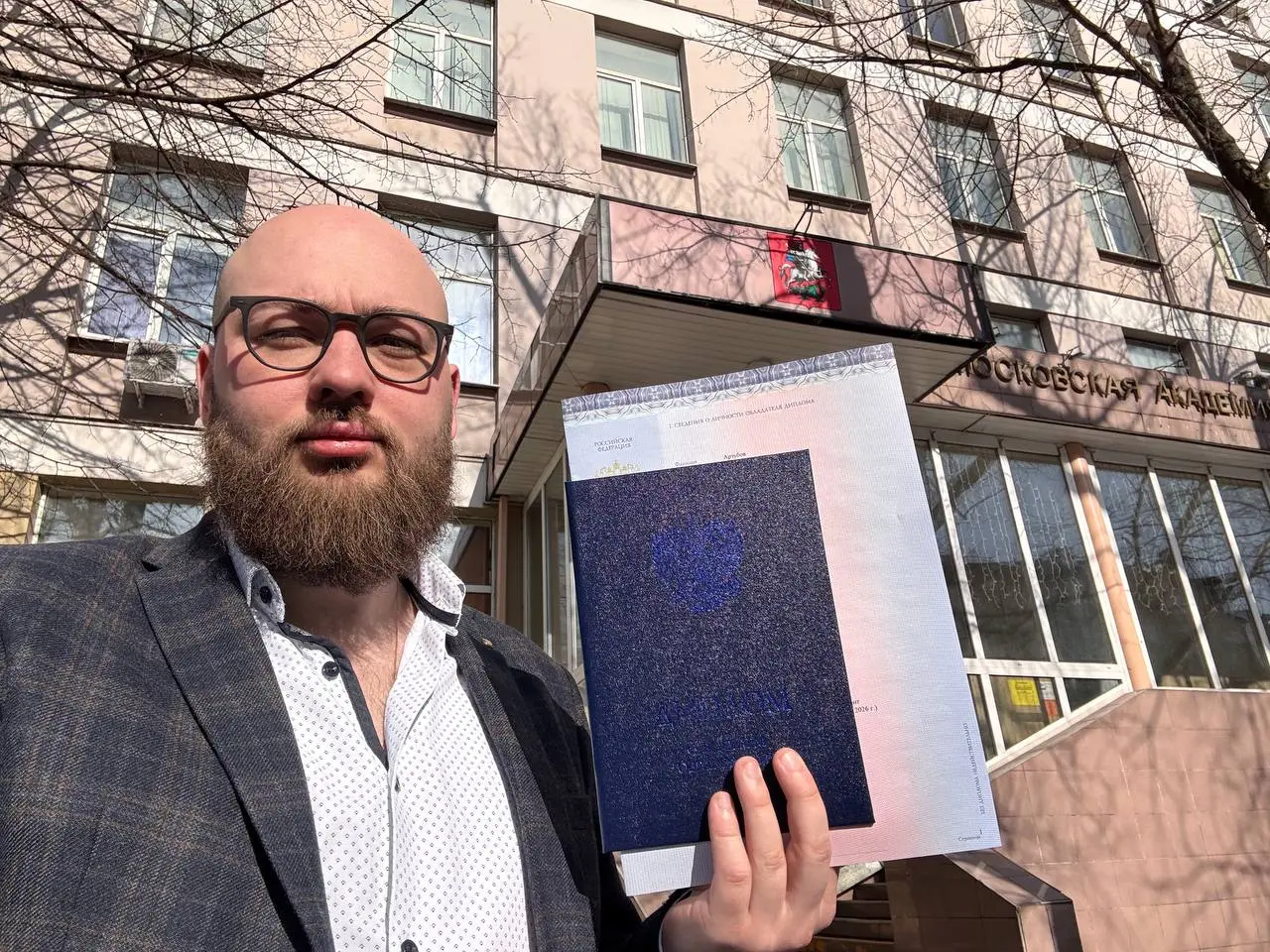 Магистр менеджмента. 🧑‍🎓
До красного диплома не хватило совсем немного — одной пятёрки вместо четвёрки.
Так что в итоге — диплом без троек ) | Сетка — социальная сеть от hh.ru