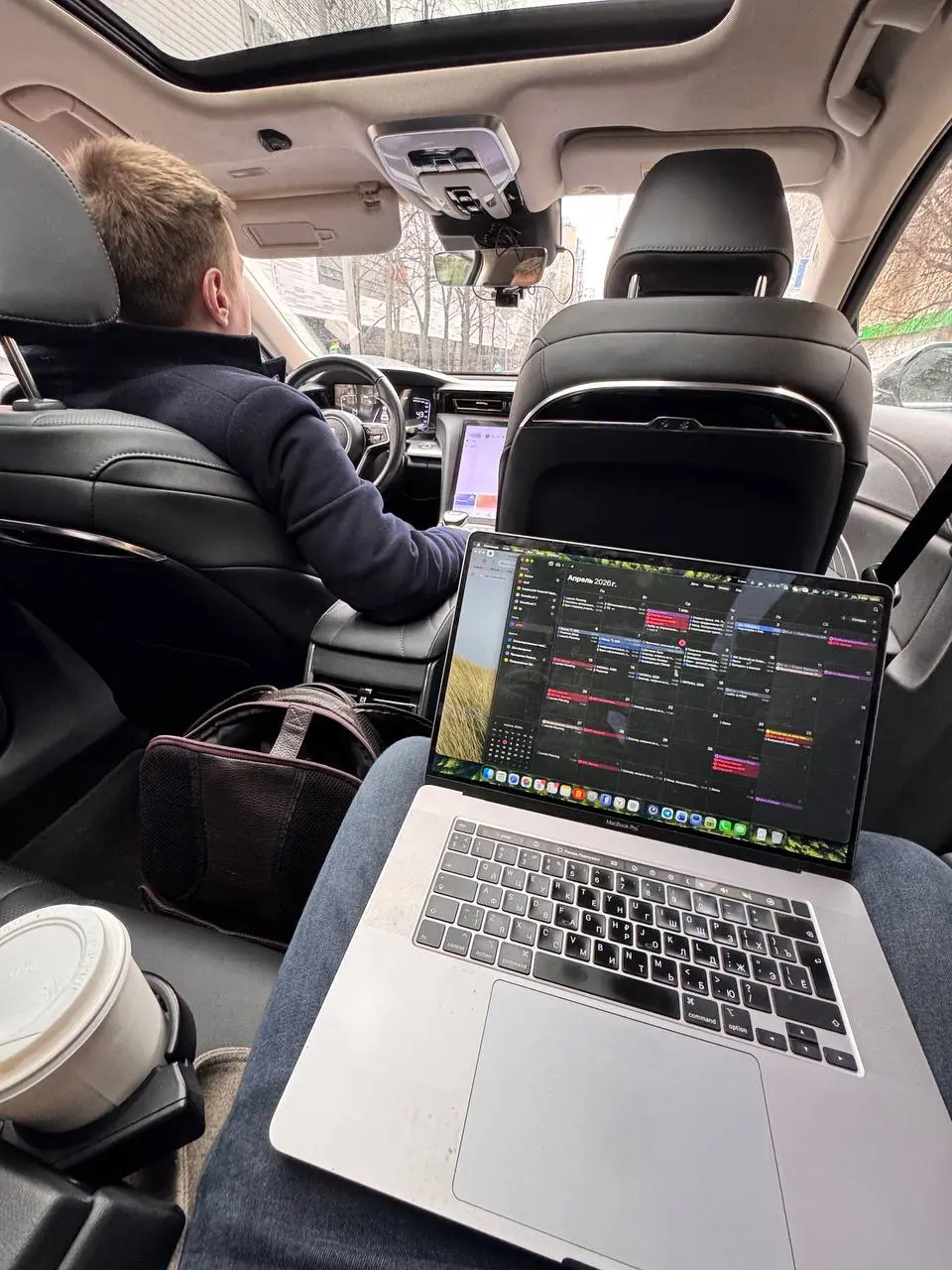Врываясь с поезда 🚂 в работу.
В Питер уже не первый раз стал ездить ночным поездом гранд-экспресс (таврия) | Сетка — социальная сеть от hh.ru