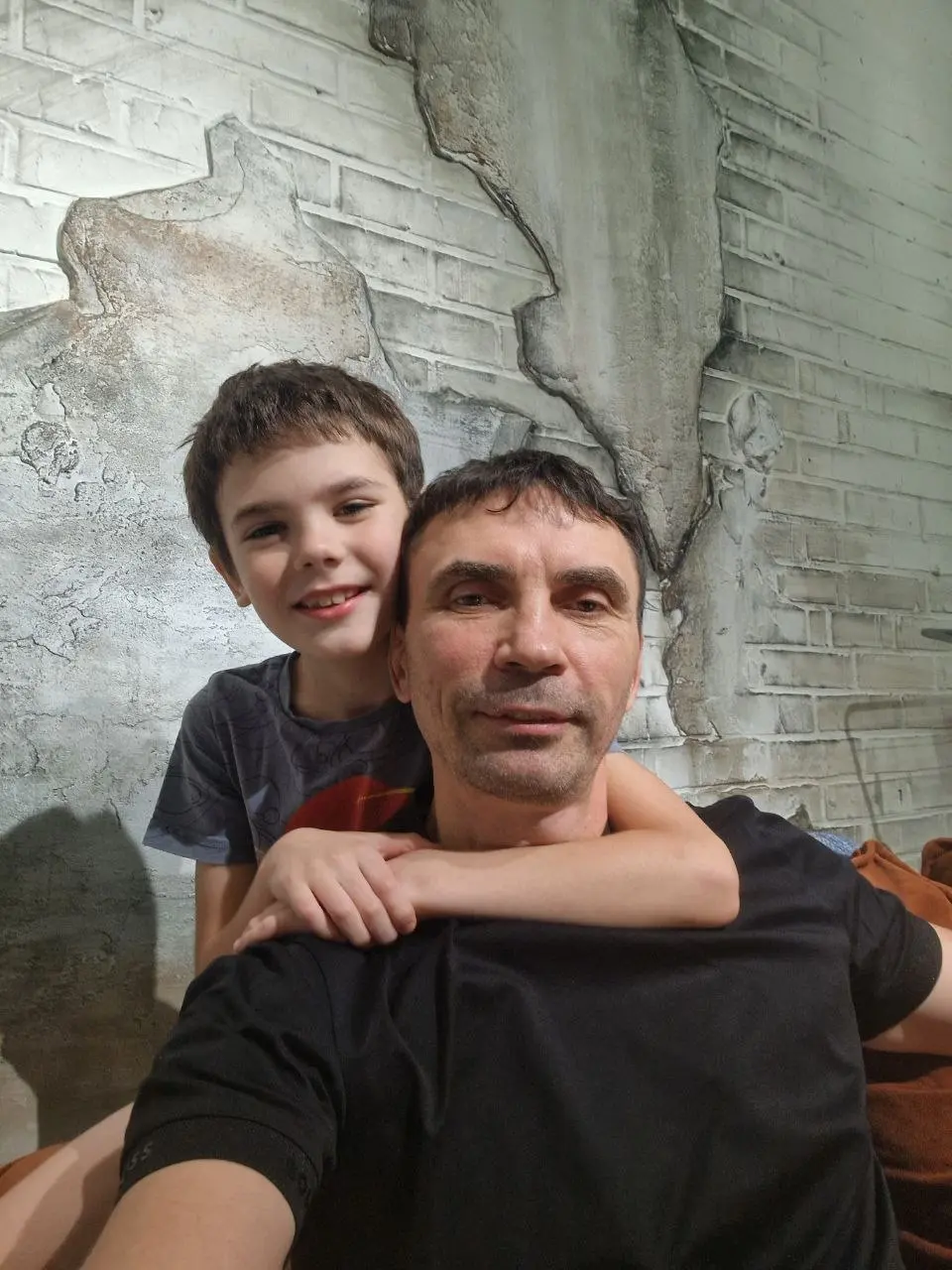 Приехал домой  и как раз сын со школы пришёл.
Вместе пообедали, поговорили. Тимур получил сегодня первую тройку. | Сетка — социальная сеть от hh.ru