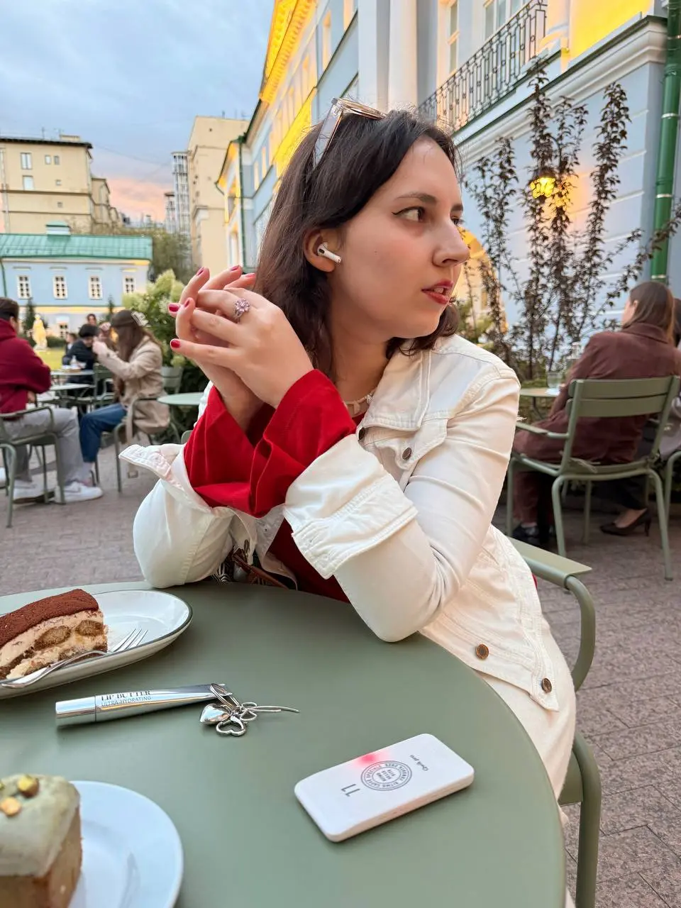 ❤️Иногда смотрю на соцсети других, и кажется, будто у всех все идеально
А потом вспоминаю, что я сама делюсь в соцсетях только, наверное, 5% того, что у меня в жизни, те, кто меня хорошо знают, знают ... | Сетка — социальная сеть от hh.ru