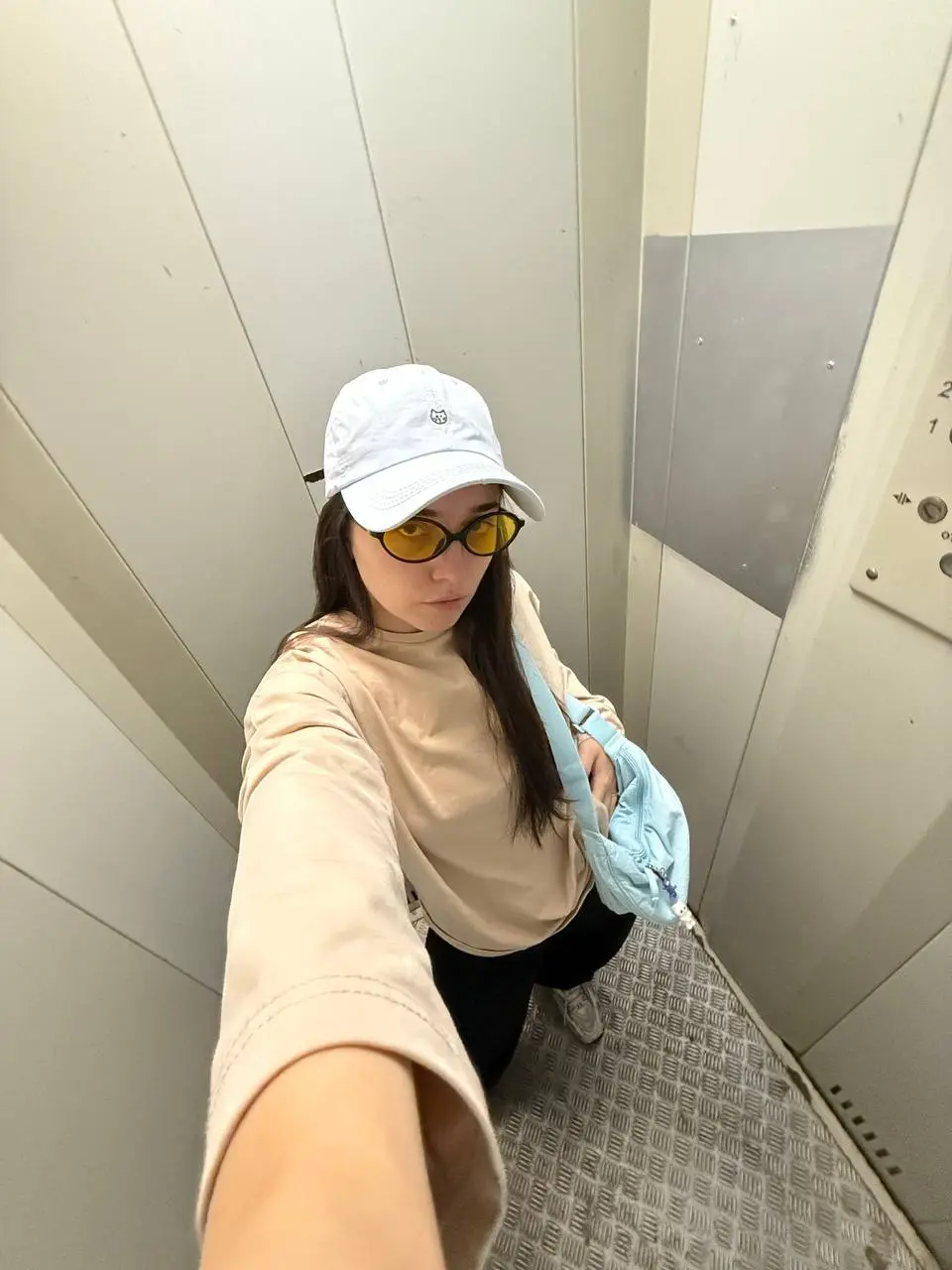 Такая красивая в грязном лифте, стиль? 😂

Я вчера приняла кухню, наконец-то будем ее собирать)
Все эти дни ищу в нашу команду junior дизайнера, уже с 30ю кандидатами точно общалась
Уже 3 раза ездила з... | Сетка — социальная сеть от hh.ru