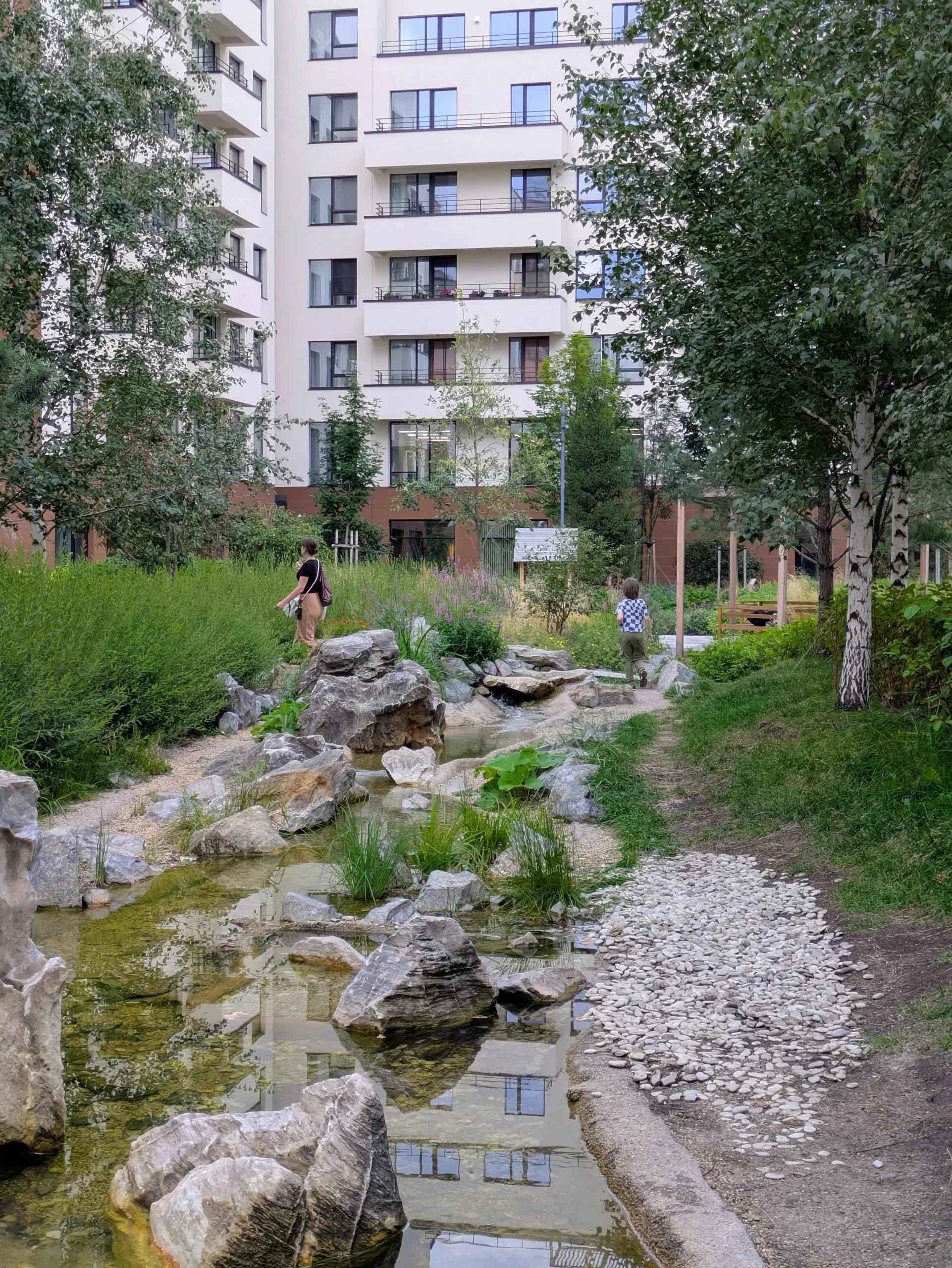 💧Природный ручей во дворе
Настоящий магнит для детей! Пока ходили по двору, только дети и ходили вдоль ручья по протоптанной тропинке | Сетка — социальная сеть от hh.ru