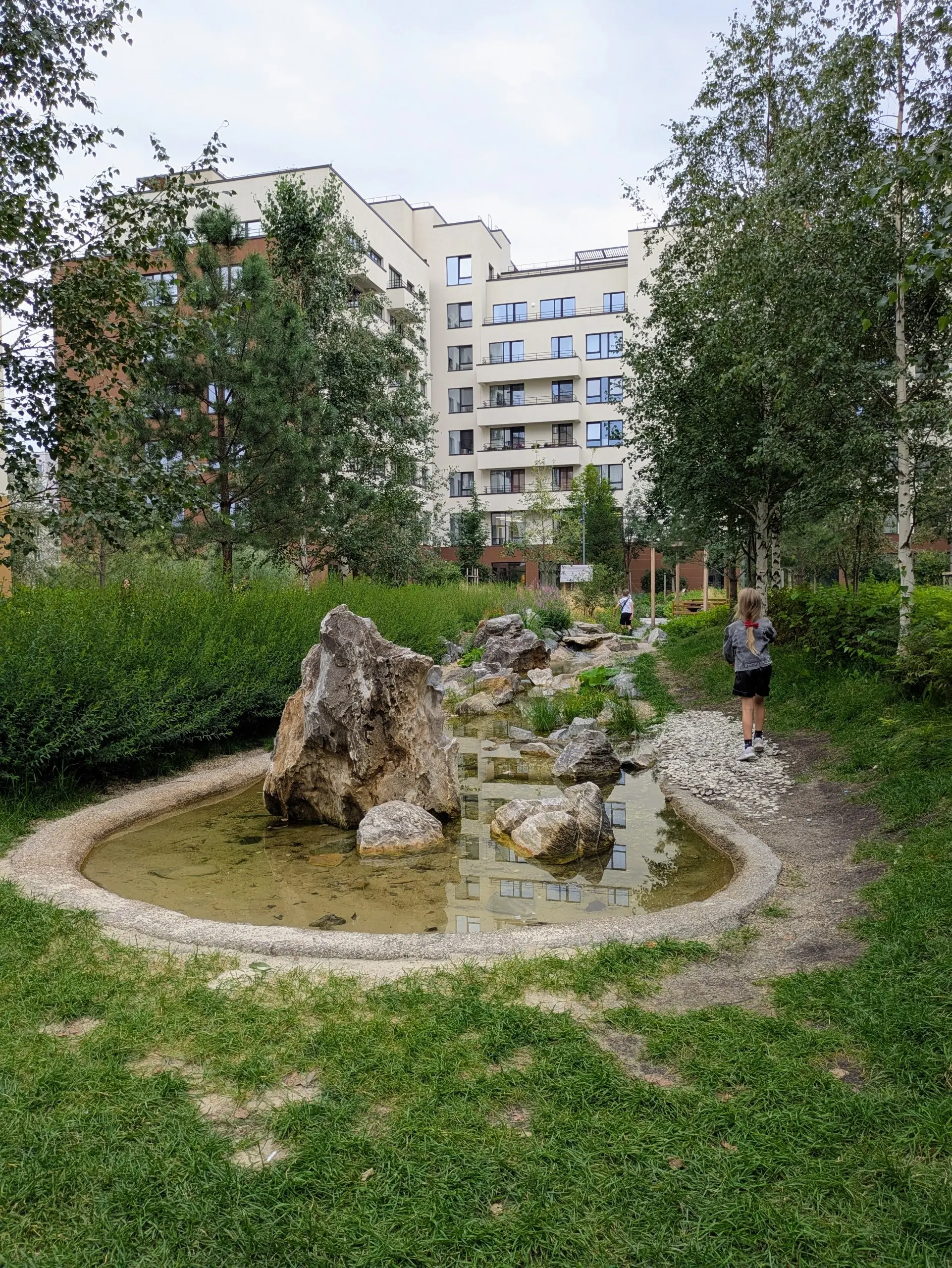 💧Природный ручей во дворе
Настоящий магнит для детей! Пока ходили по двору, только дети и ходили вдоль ручья по протоптанной тропинке | Сетка — социальная сеть от hh.ru