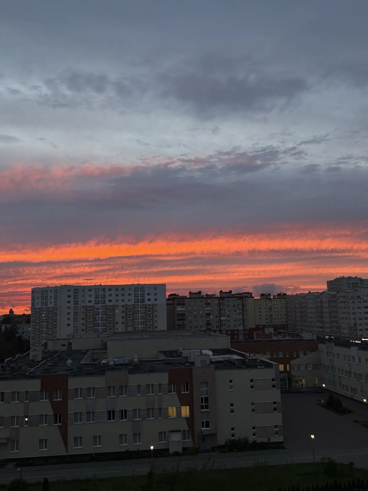 #изкалининграда 🌅
Закрыла ноутбук, вышла на балкон — а там вот это.
В Калининграде закат долгий и какой-то театральный: небо горит минут сорок, пока не станет совсем розовым | Сетка — социальная сеть от hh.ru