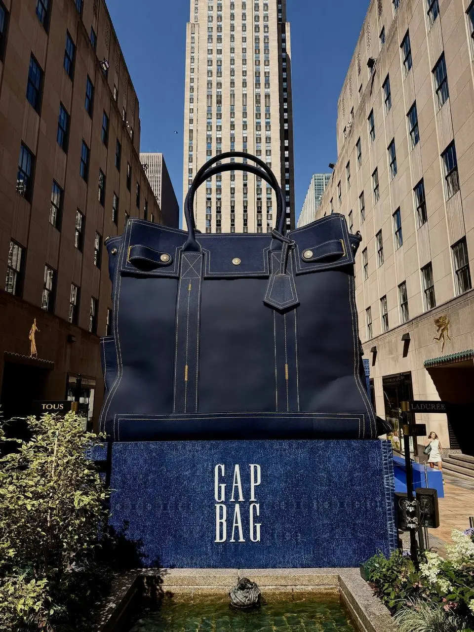 GAP установил огромную инсталляцию своей сумки в центре Нью-Йорка и превратил её во временный поп-ап.
Сделано это было с вполне понятной целью — прорекламировать новую коллекцию GapBag | Сетка — социальная сеть от hh.ru
