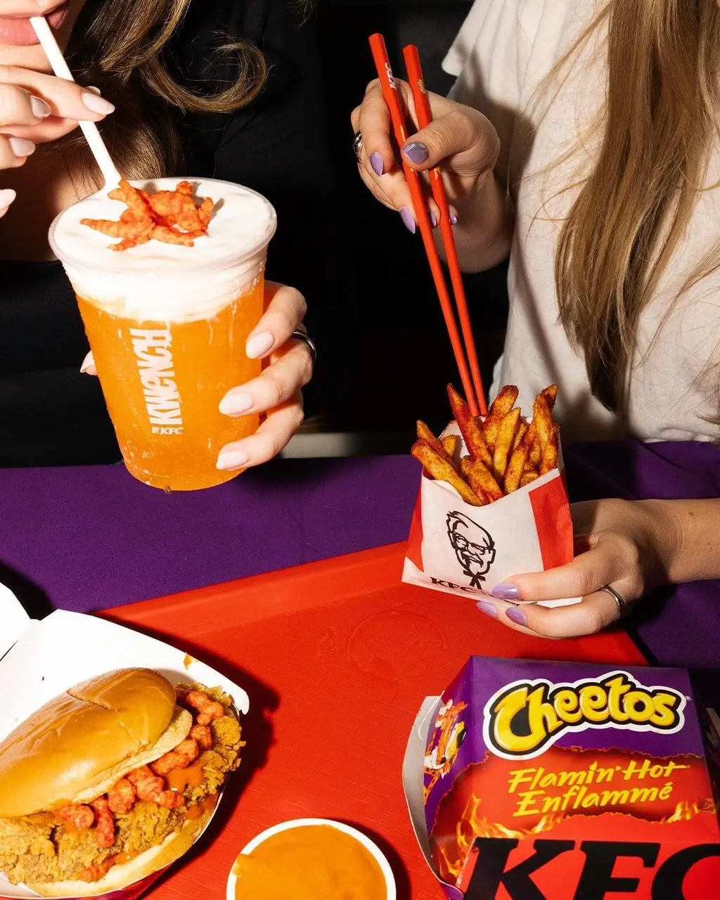 KFC в коллабе с острым Cheetos выкатил специальные палочки для поедания снеков в адски-острой посыпке.
А как же облизать пальцы, это же самое вкусное 😍 | Сетка — социальная сеть от hh.ru