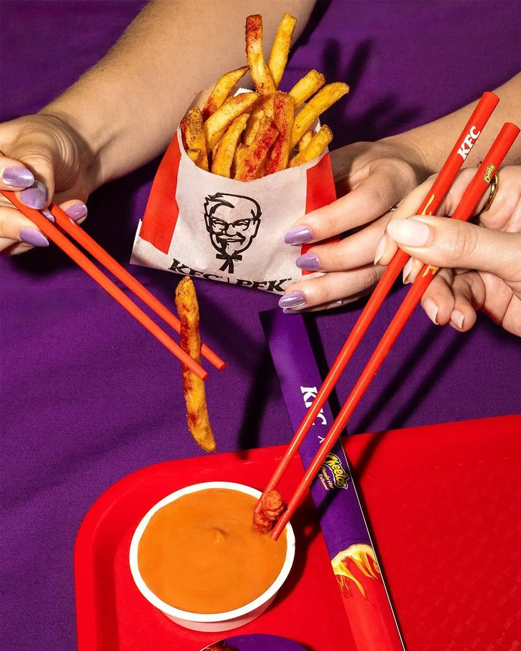 KFC в коллабе с острым Cheetos выкатил специальные палочки для поедания снеков в адски-острой посыпке.
А как же облизать пальцы, это же самое вкусное 😍 | Сетка — социальная сеть от hh.ru