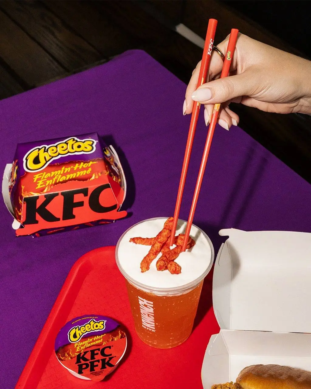 KFC в коллабе с острым Cheetos выкатил специальные палочки для поедания снеков в адски-острой посыпке.
А как же облизать пальцы, это же самое вкусное 😍 | Сетка — социальная сеть от hh.ru