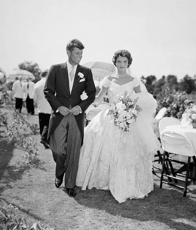 12 сентября 1953 года состоялась свадебная церемония Джона Кеннеди и Жаклин Ли Бувье. 750 гостей и около 3.000 зевак сопровождали пару. Чуть позже Джон Кеннеди стал 35-ым президентом США | Сетка — социальная сеть от hh.ru